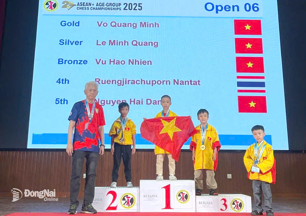 Kỳ thủ nhí Lê Minh Quang (Đồng Nai) trên bục nhận huy chương bạc cá nhân U.6 nam Cờ tiêu chuẩn. Ảnh: NVCC