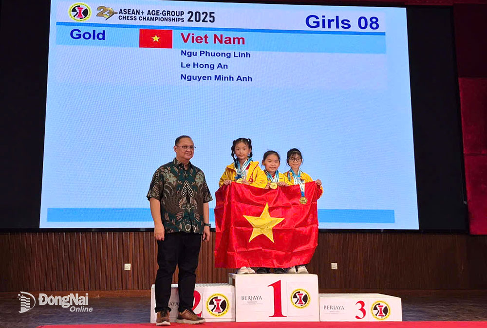 Ngũ Phương Linh cùng các đồng đội trên bục nhận huy chương vàng đồng đội U.8 nữ Cờ tiêu chuẩn. Ảnh: NVCC