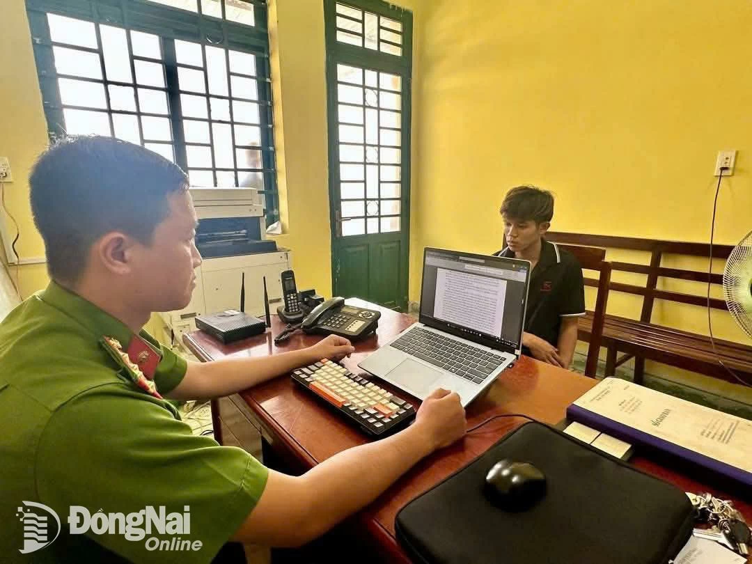 Cán bộ công an làm việc với đối tượng Chau Rim sau khi bị bắt. Ảnh: CTV