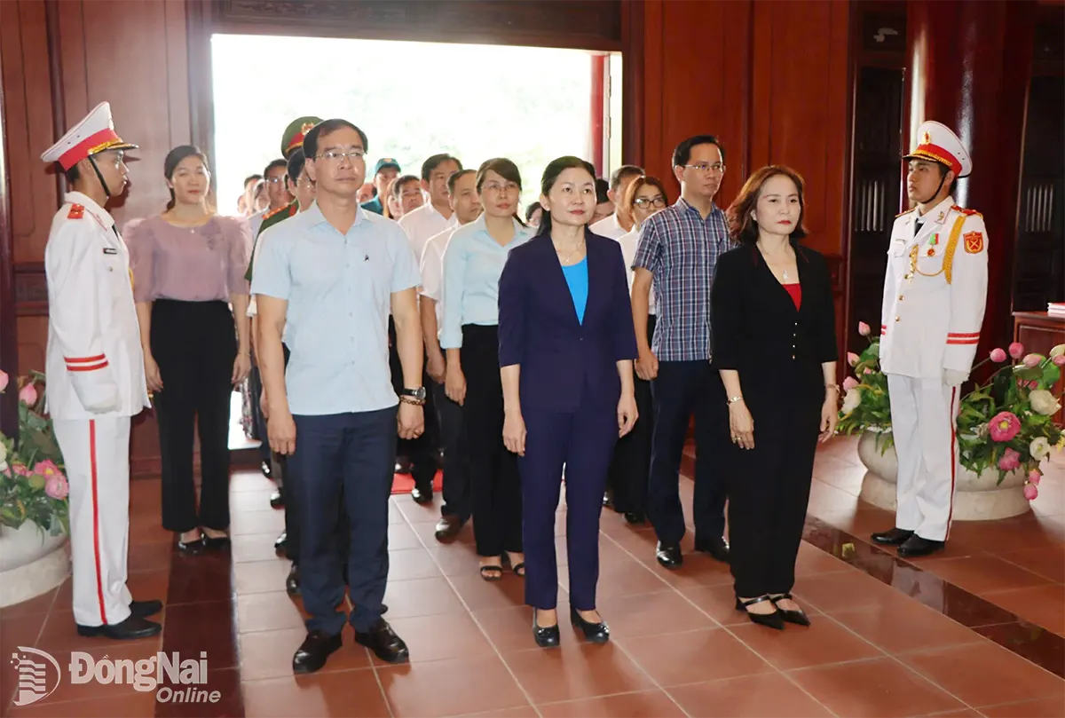 Ủy viên dự khuyết Ban Chấp hành Trung ương Đảng, Phó Bí thư thường trực Tỉnh ủy, Chủ tịch HĐND tỉnh Tôn Ngọc Hạnh cùng đoàn công tác dâng hương tưởng niệm các anh hùng liệt sĩ tại Đền thờ liệt sĩ Xuân Lộc.