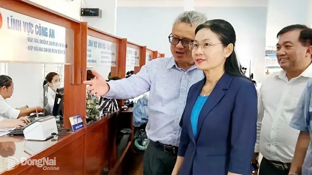 Ủy viên dự khuyết Ban Chấp hành Trung ương Đảng, Phó Bí thư thường trực Tỉnh ủy, Chủ tịch HĐND tỉnh Tôn Ngọc Hạnh thăm và khảo sát tình hình hoạt động tại Trung tâm Phục vụ hành chính công xã Xuân Hòa, sáng 12-7.