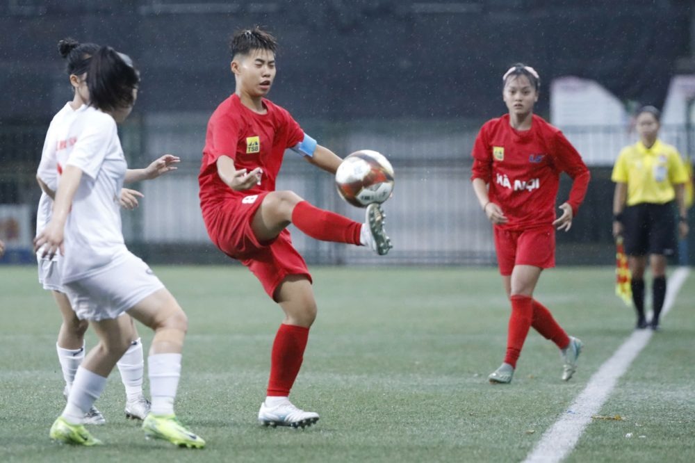 Đội nữ U.16 Hà Nội (áo đỏ) giành chiến thắng trước Phong Phú Hà Nam ở lượt trận cuối. Ảnh: VFF