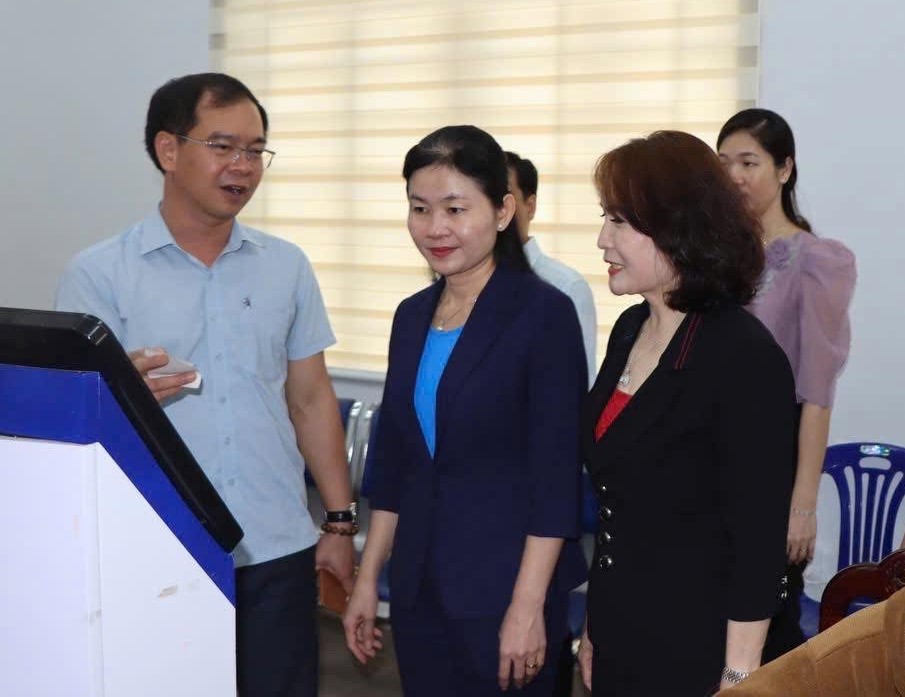 Ủy viên dự khuyết Ban Chấp hành Trung ương Đảng, Phó bí thư thường trực Tỉnh ủy, Chủ tịch HĐND tỉnh Tôn Ngọc Hạnh kiểm tra tình hình hoạt động tại xã Xuân Lộc. Ảnh: Đức Hà