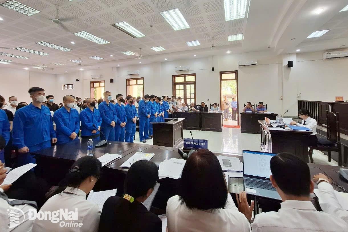 Các bị cáo tại phiên tòa xét xử sáng 15-7. Ảnh: Tố Tâm