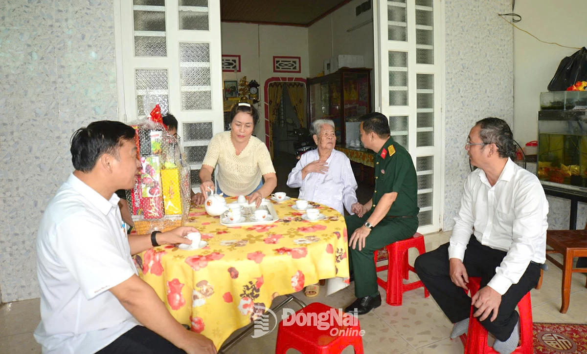 Đại tá Bùi Đăng Ninh, Tỉnh ủy viên, Phó bí thư thường trực Đảng ủy Quân sự tỉnh, Chính ủy Bộ Chỉ huy quân sự tỉnh tặng quà cho gia đình bà Lâm Thị Lài, thương binh 100% tại xã Định Quán. Ảnh: Quốc Vinh

