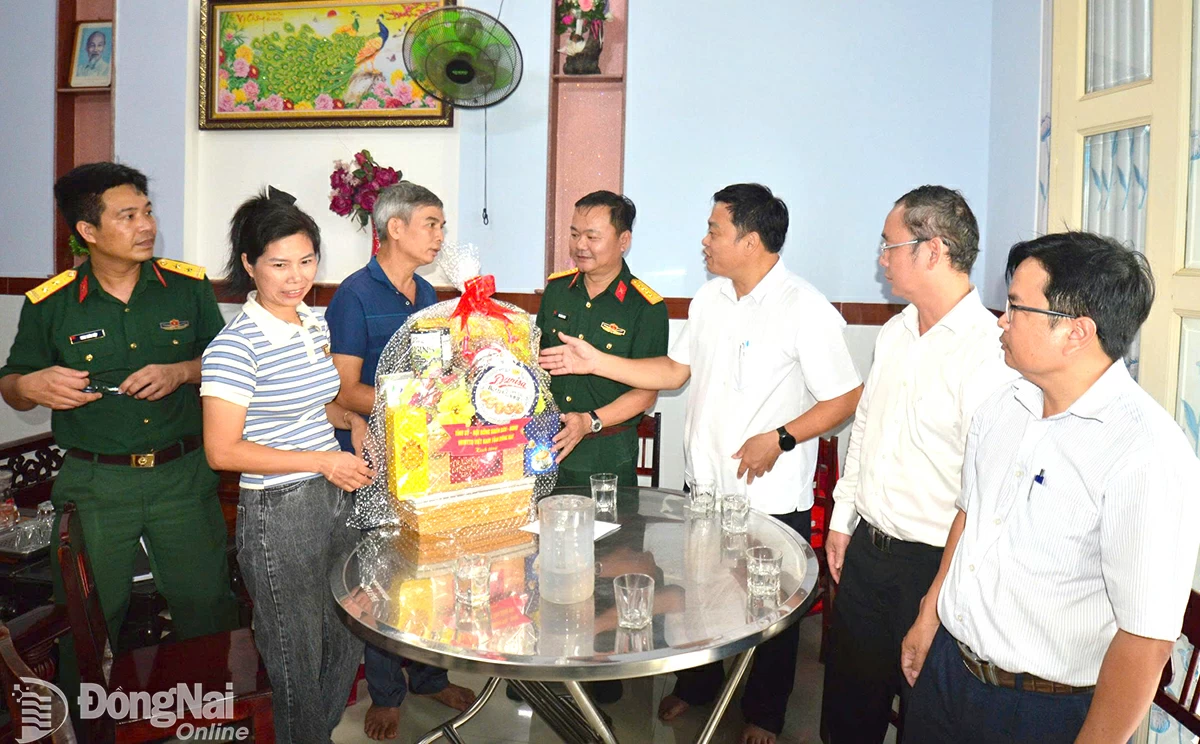 Đại tá Bùi Đăng Ninh, Tỉnh ủy viên, Phó bí thư thường trực Đảng ủy Quân sự tỉnh, Chính ủy Bộ Chỉ huy quân sự tỉnh thăm hỏi, trao quà cho gia đình bệnh binh Phan Trọng Tuệ tại xã Định Quán. Ảnh: Văn Chung
