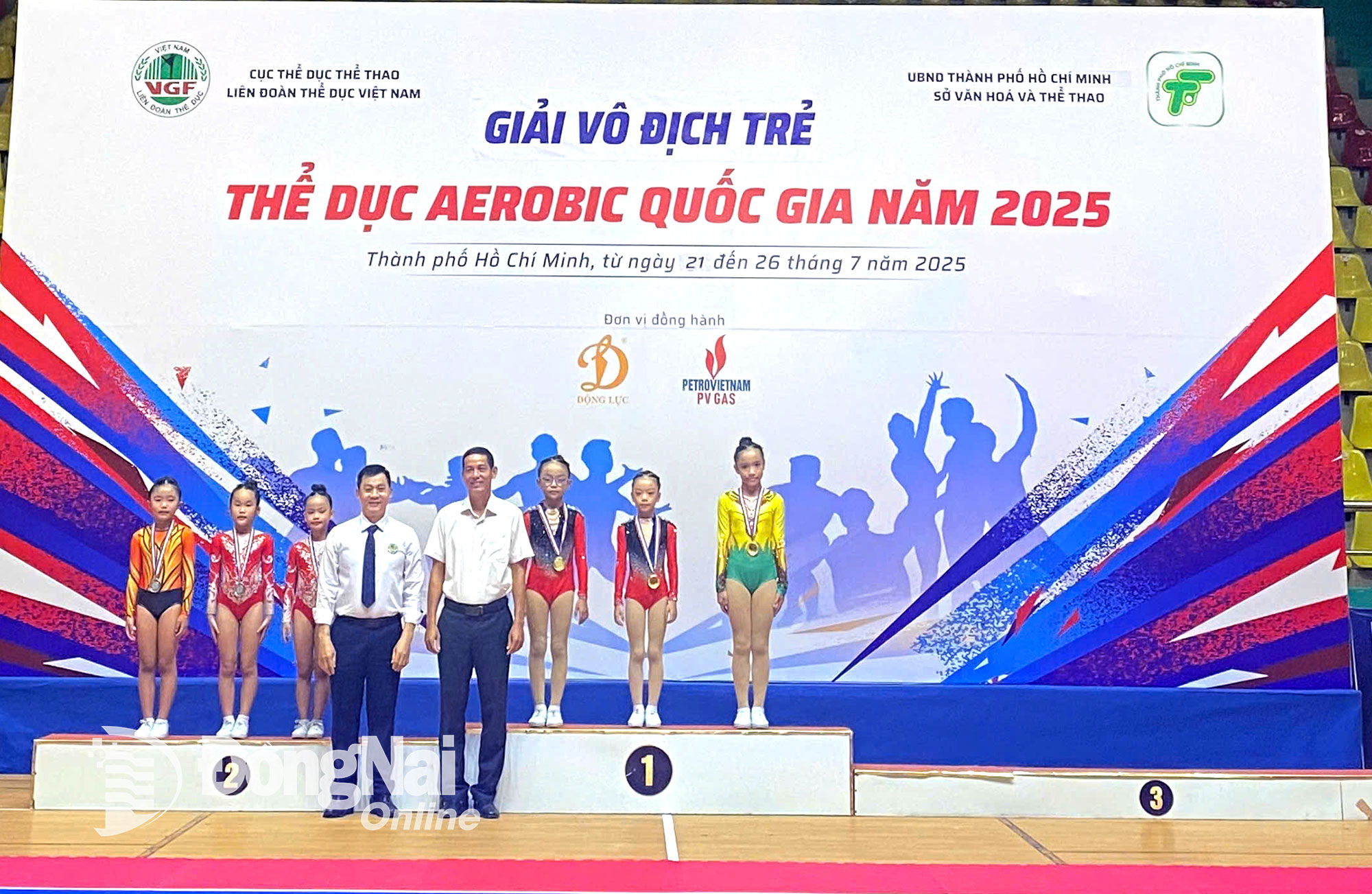 Đội Đồng Nai trên bục nhận huy chương vàng nội dung nhóm 3 người bảng B lứa 12-14 tuổi. Ảnh: ĐVCC