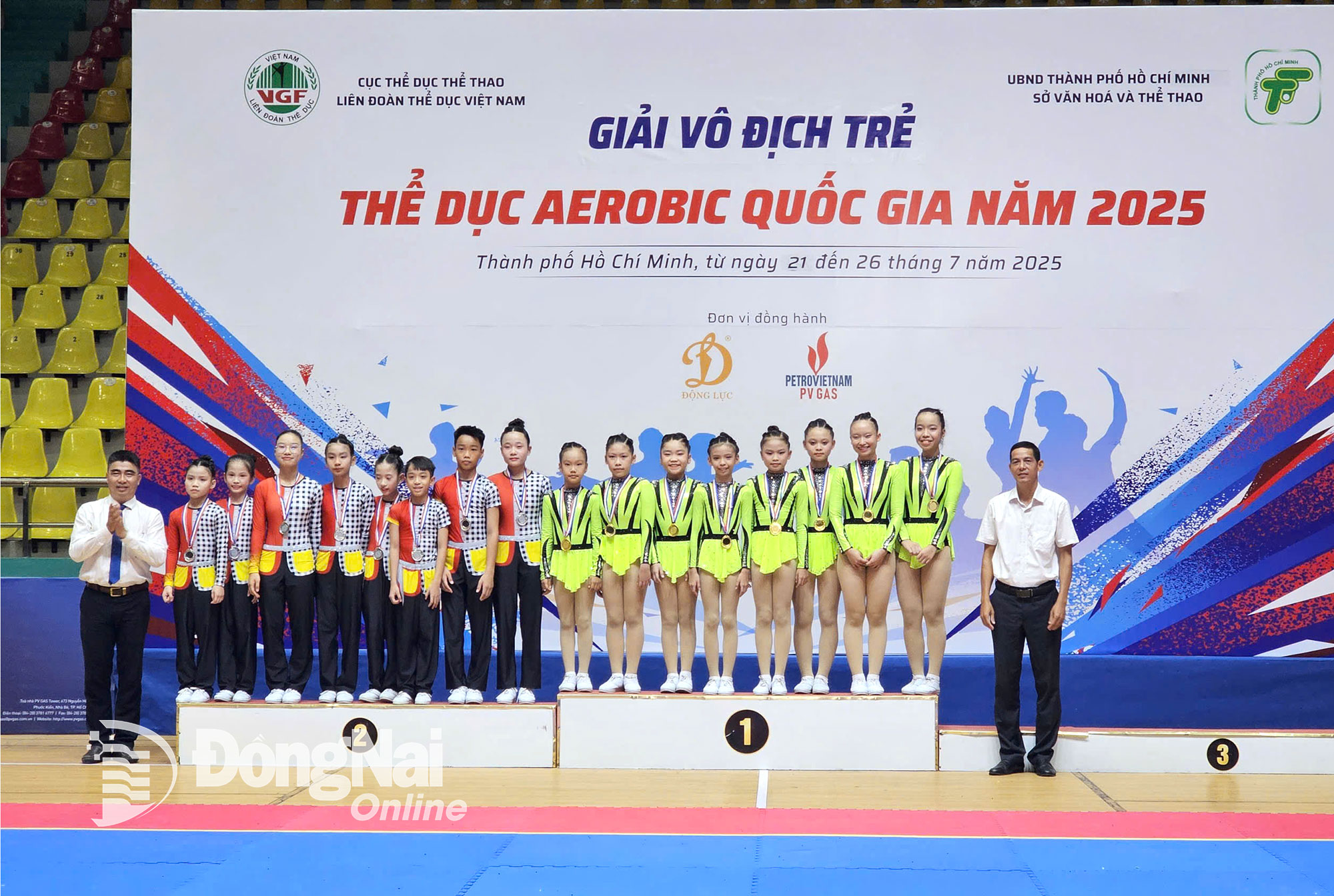 Đội Đồng Nai trên bục nhận huy chương vàng nội dung Aerobic Dance (8 người) bảng A lứa 15-17 tuổi. Ảnh: ĐVCC