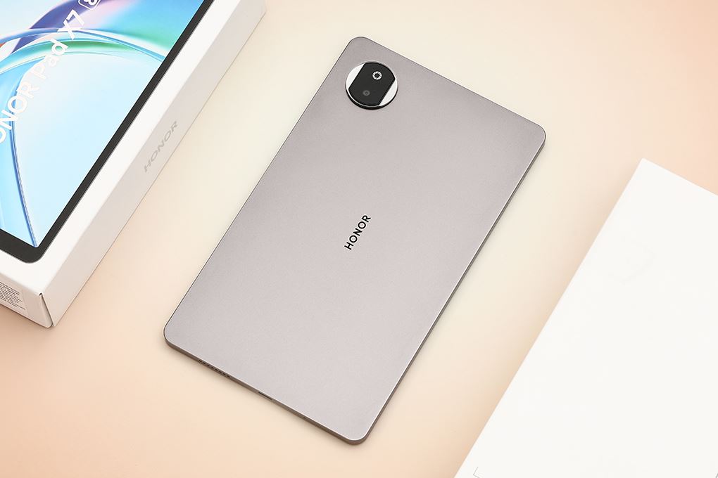 HONOR Pad X7 có kiểu dáng gọn, tạo cảm giác dễ làm quen khi cần cầm và dùng nhanh trong thời gian ngắn.