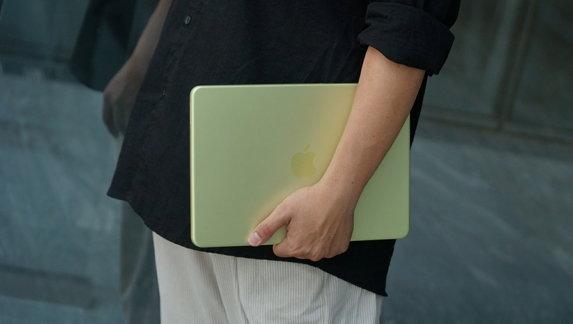 Thiết kế tối giản và tính di động là những yếu tố giúp mẫu máy mới của Apple thu hút người dùng phổ thông.