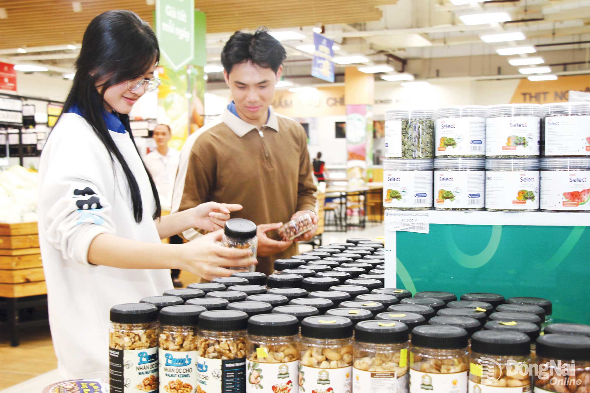 Người tiêu dùng chọn mua các sản phẩm OCOP, đặc sản địa phương tại Siêu thị Co.opmart Đồng Xoài (phường Bình Phước). Ảnh: Hải Quân