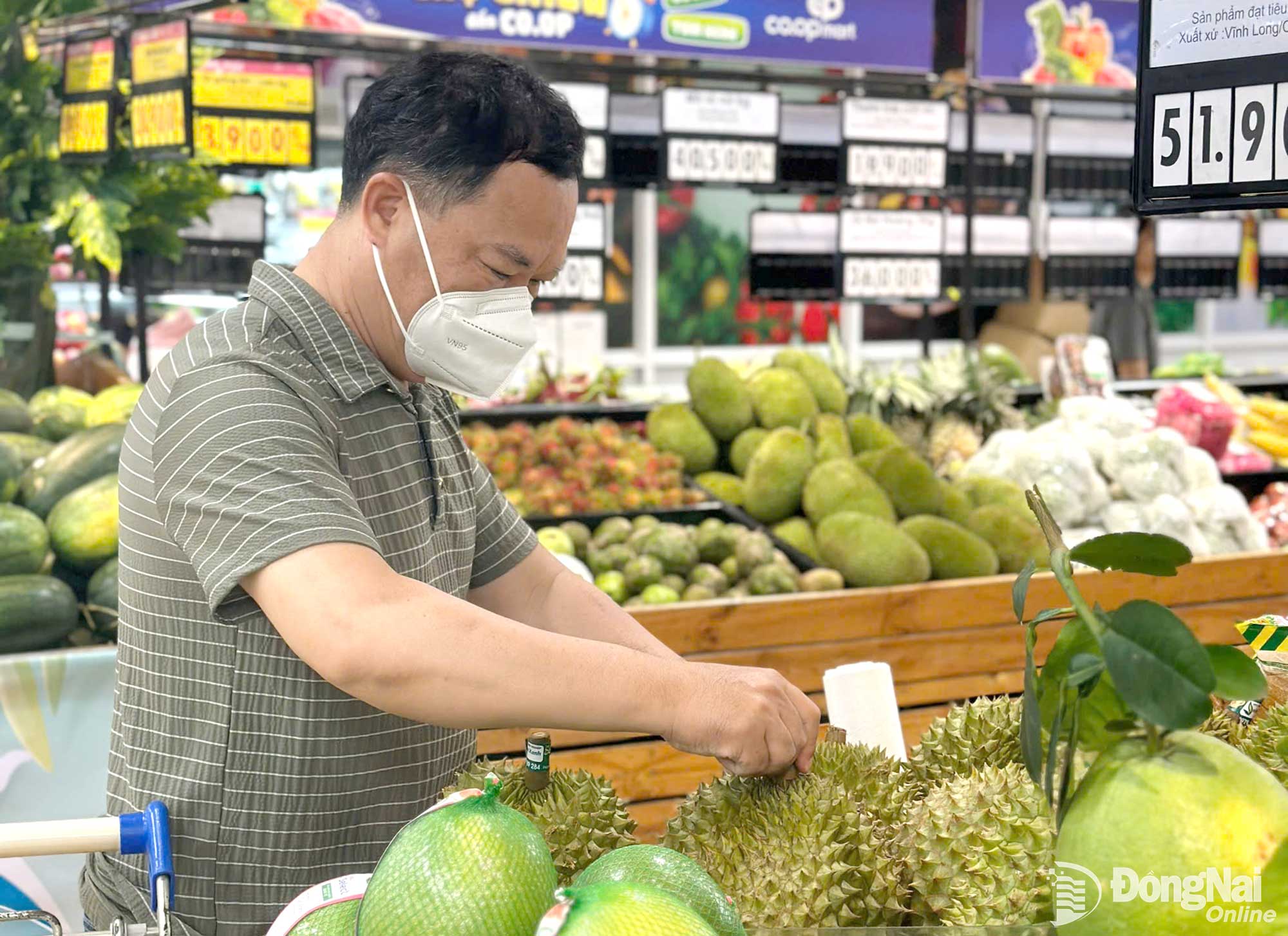 Người tiêu dùng chọn mua các sản phẩm nông nghiệp địa phương tại Co.opmart Đồng Xoài (phường Bình Phước).