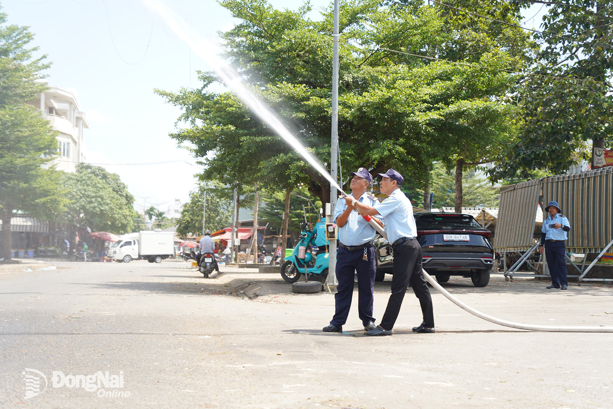 Đội Phòng cháy, chữa cháy cơ sở chợ mới Long Thành thực hành xử lý tình huống giả định cháy ngay từ khi mới phát sinh.