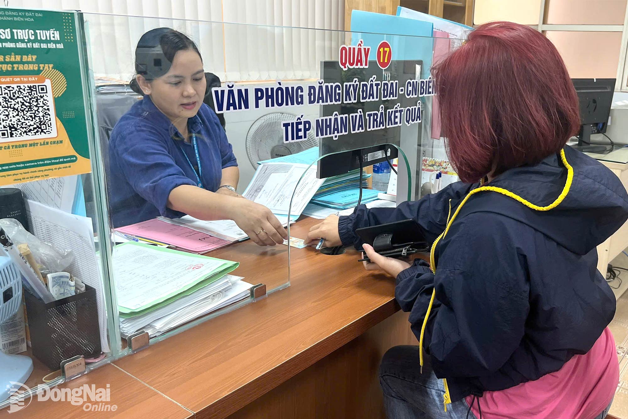 Người dân thực hiện thủ tục liên quan đến đất đai tại Trung tâm Phục vụ hành chính công phường Trấn Biên.