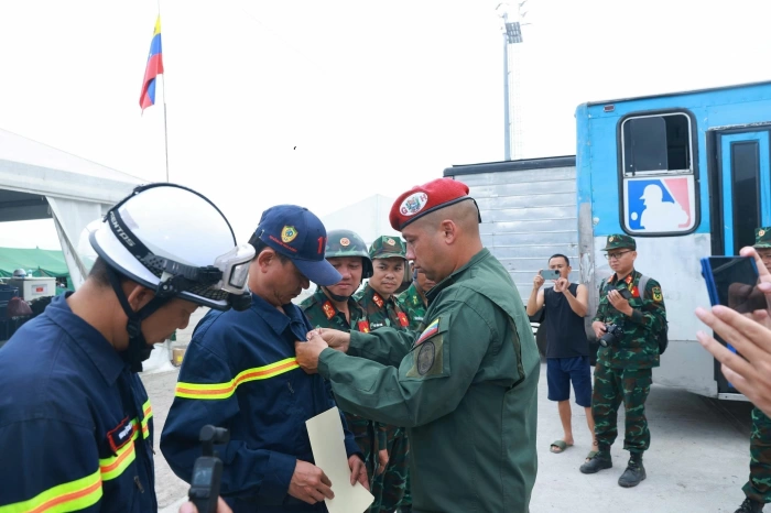 Đoàn cứu nạn, cứu hộ Việt Nam được trao tặng Huy chương “Anh hùng Venezuela”