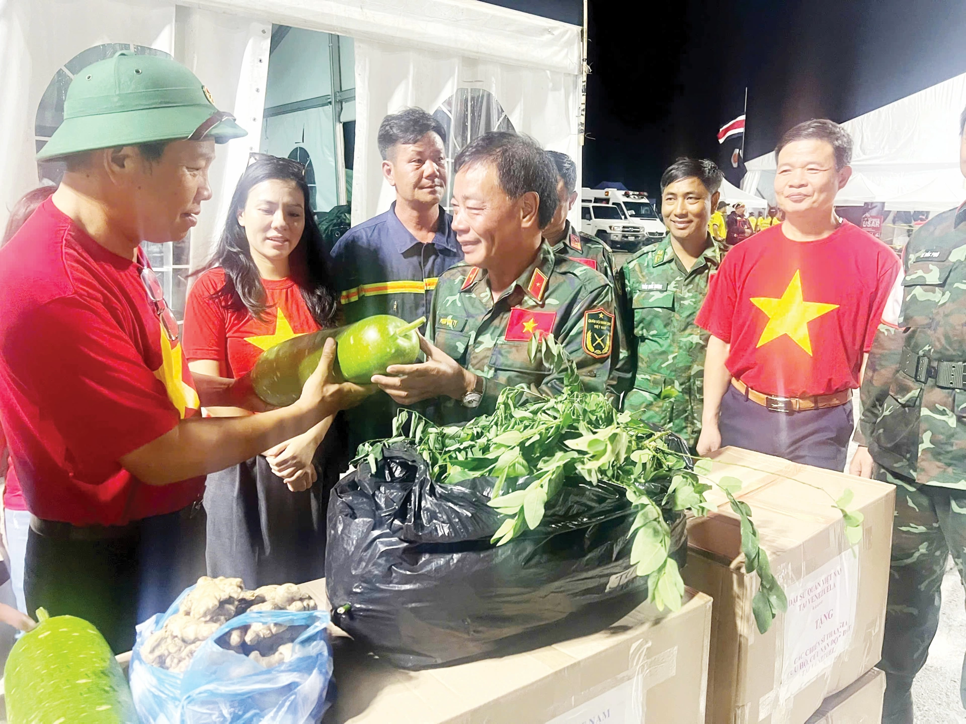 Đại sứ Vũ Trung Mỹ tặng quà cho đoàn cứu hộ cứu nạn Việt Nam tại Venezuela. Ảnh: TTXVN