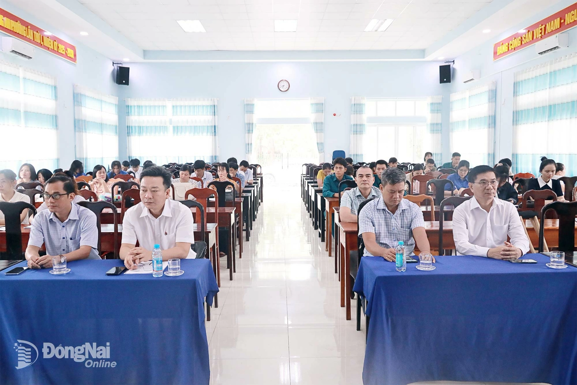 Các đại biểu tham dự khai giảng.