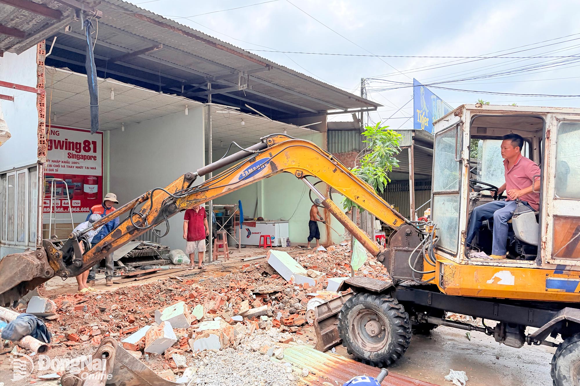 Residents of Trang Dai ward voluntarily dismantle parts of their homes and other property to hand over land for the expansion of Nguyen Thai Hoc Street.

