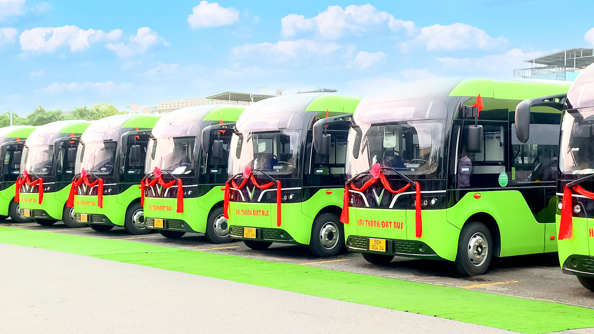 E-bus route No. 9 is the first intra-city route of its kind launched in the metropolis. Photo: Khanh Loc

