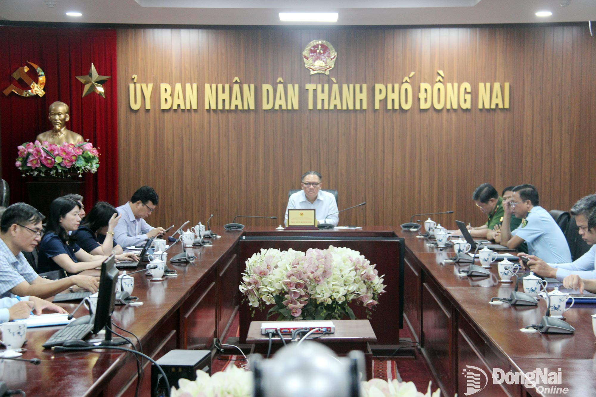 Ủy viên Ban Thường vụ Thành ủy, Phó Chủ tịch Thường trực UBND thành phố Nguyễn Kim Long chủ trì hội nghị tại điểm cầu Đồng Nai. Ảnh: Trần Danh