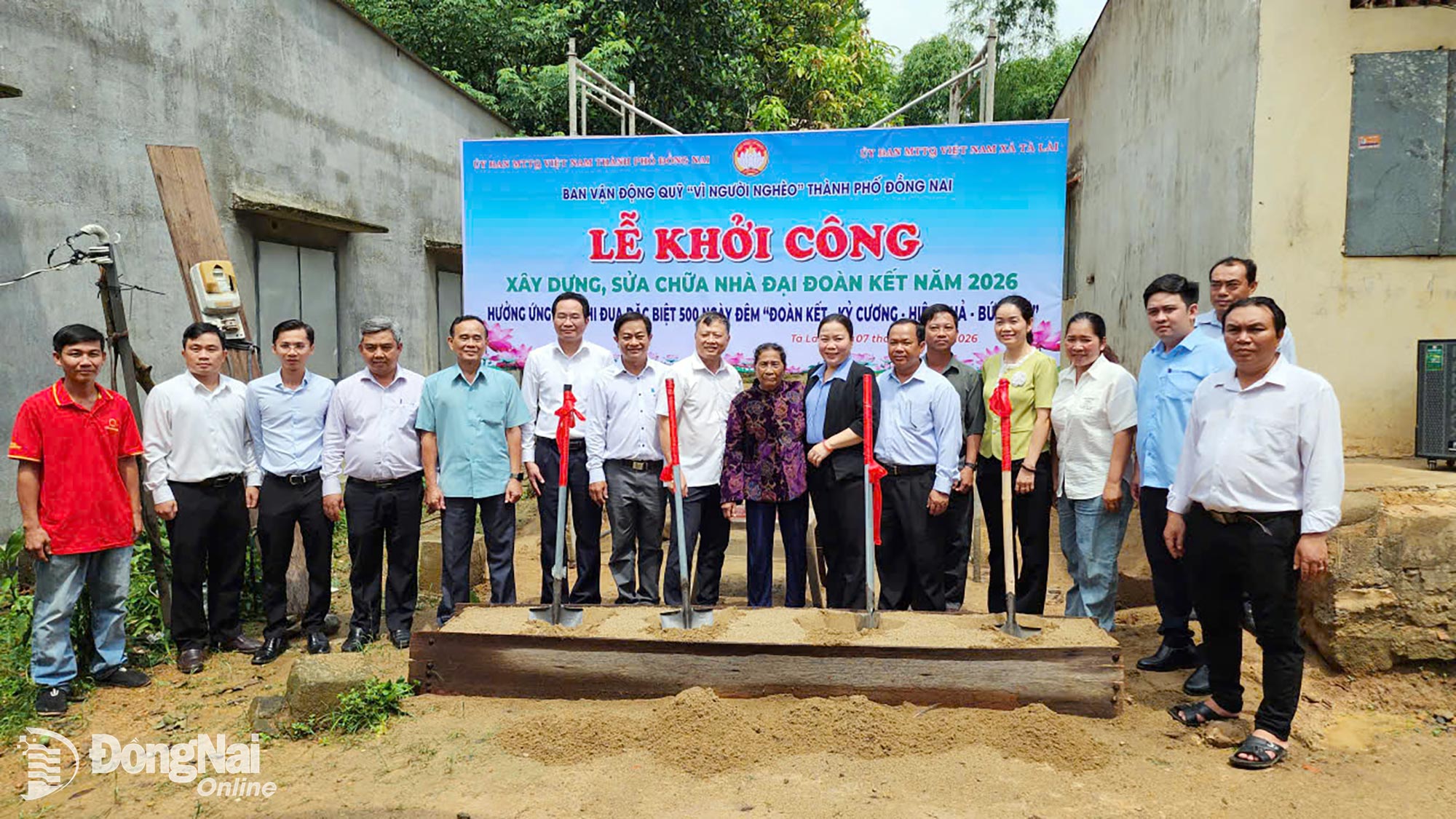 Delegates, sponsors, and local officials perform the groundbreaking ceremony at KaBon’s house in Ta Lai Commune, Dong Nai City. Photo: Pham Quang

