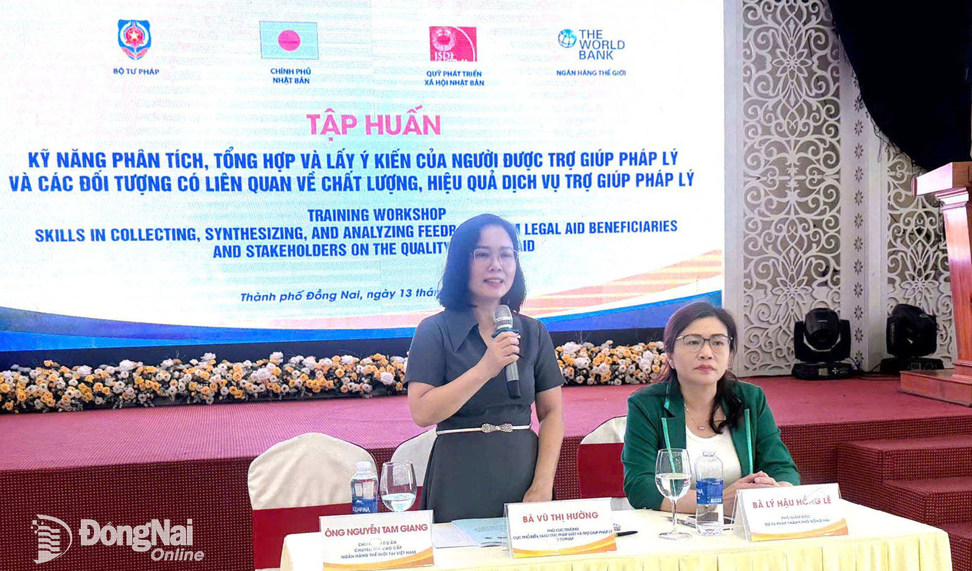 Phó Cục trưởng Cục Phổ biến, giáo dục pháp luật và Trợ giúp pháp lý (Bộ Tư Pháp) Vũ Thị Hường và Phó Giám đốc Sở Tư Pháp thành phố Đồng Nai Lý Hậu Hồng Lê phát biểu khai mạc chương trình tập huấn. Ảnh: Viết Cường