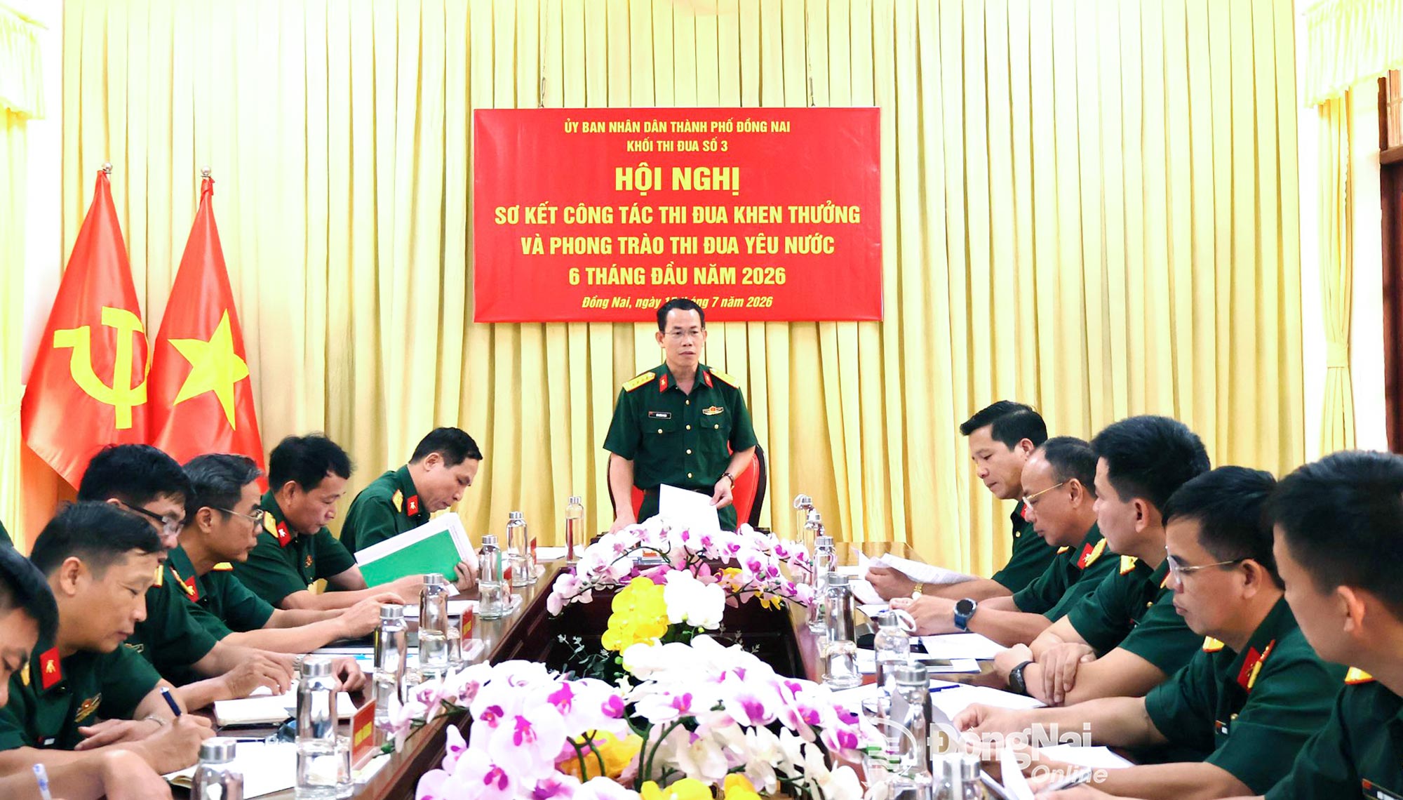 Đại diện Xưởng X201 - đơn vị khối trưởng Khối thi đua số 3 UBND thành phố năm 2026 phát biểu tại hội nghị. Ảnh: Nguyệt Hà
