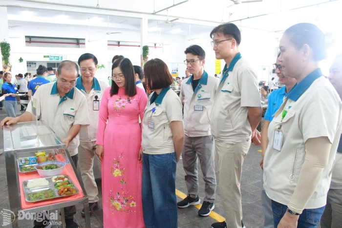 Hơn 35 ngàn công nhân Công ty cổ phần TKG Taekwang Vina tham dự bữa cơm Công đoàn