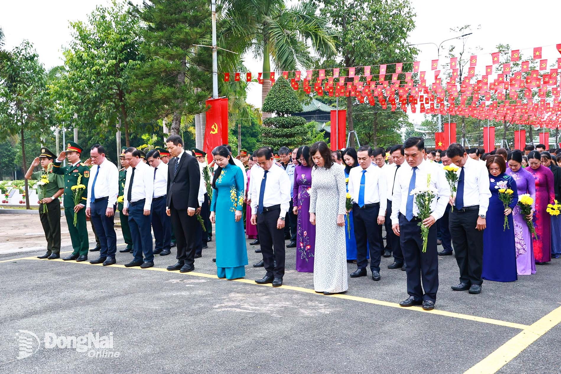 Các đại biểu dành phút mặc niệm tưởng nhớ các anh hùng liệt sĩ. Ảnh: Công Nghĩa