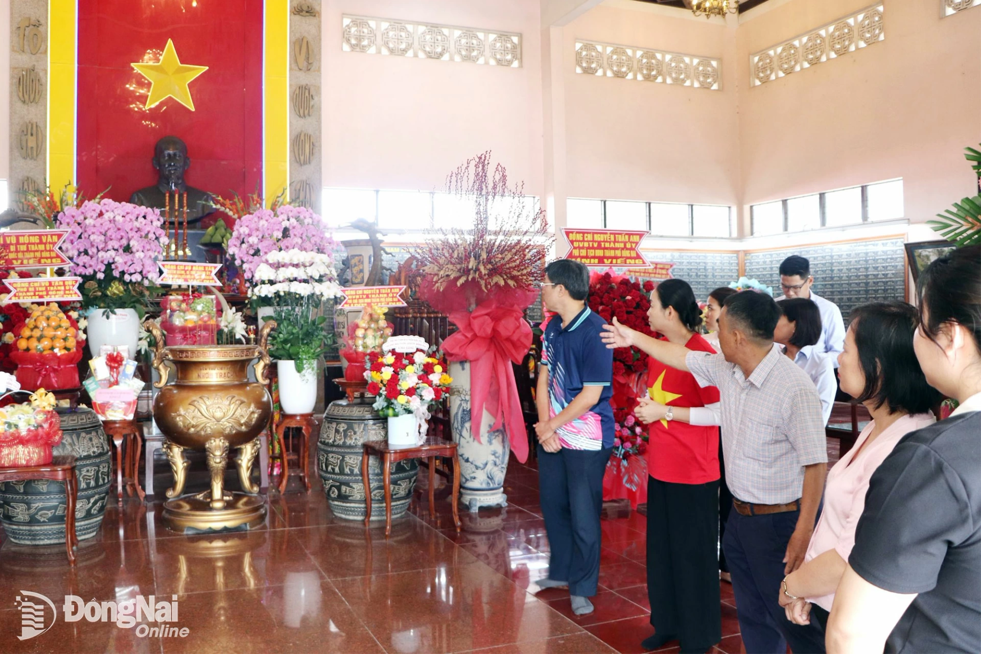 Đoàn khảo sát tham quan Đền thờ liệt sĩ Nhơn Trạch. Ảnh: Ngọc Liên
