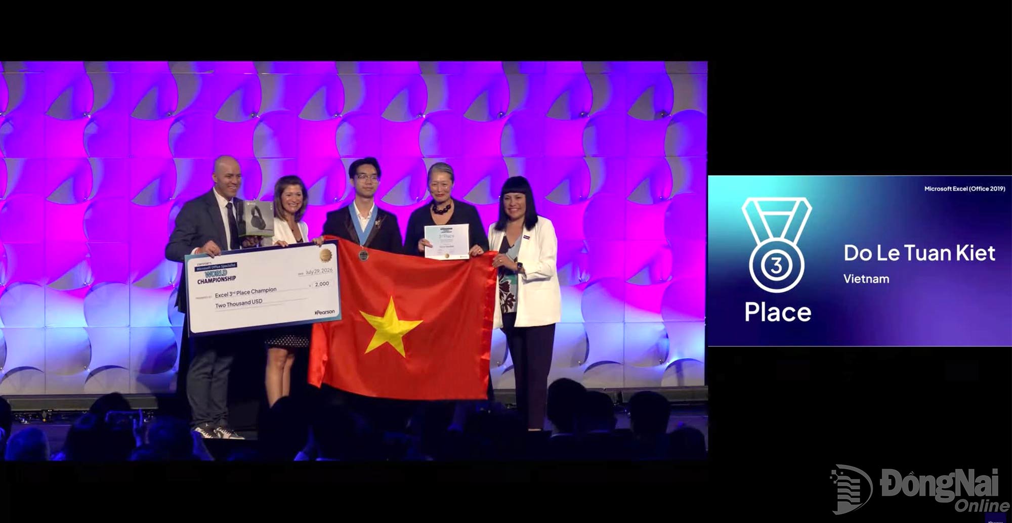 Do Le Tuan Kiet (center) receives the bronze medal in the Microsoft Excel (Office 2019) category. Photo: Dai Duong

