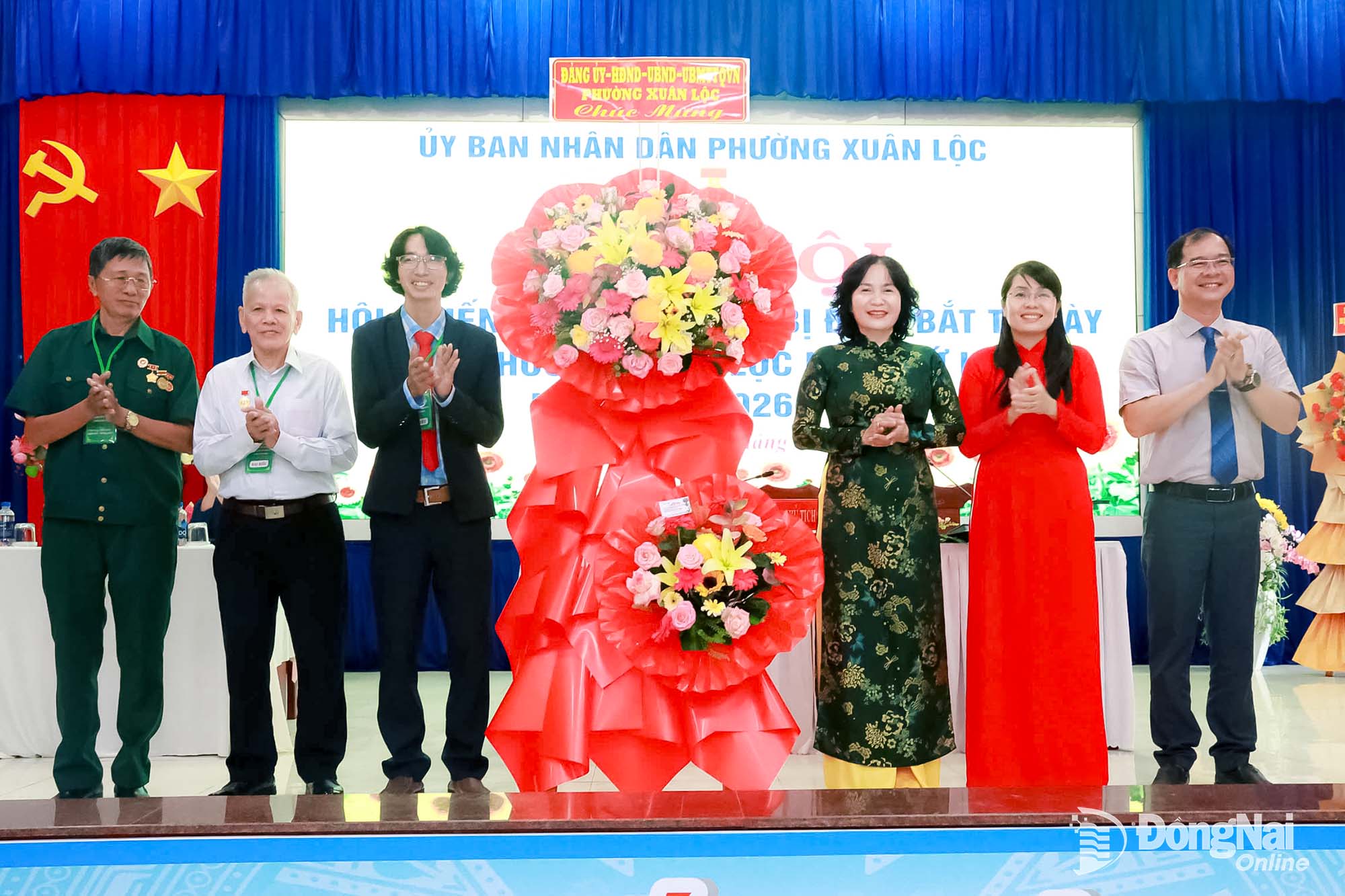 Các đồng chí lãnh đạo phường Xuân Lộc tặng hoa chúc mừng đại hội.

