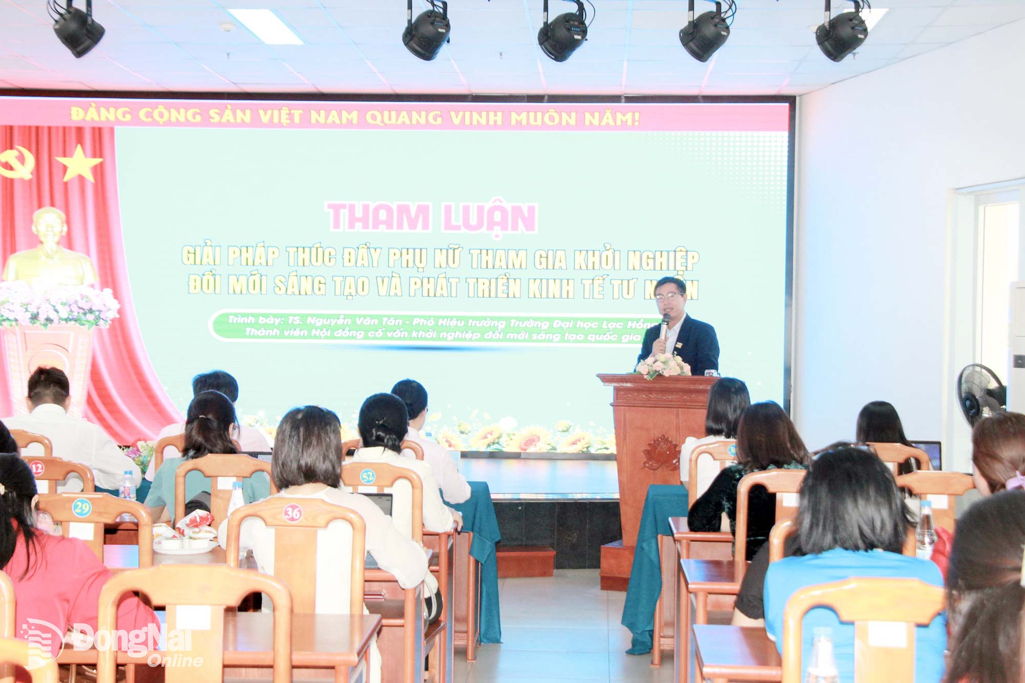 Tiến sĩ Nguyễn Văn Tân, Phó Hiệu trưởng Trường đại học Lạc Hồng, thành viên Hội đồng cố vấn Khởi nghiệp đổi mới sáng tạo quốc gia tham luận tại hội nghị. Ảnh: Nga Sơn