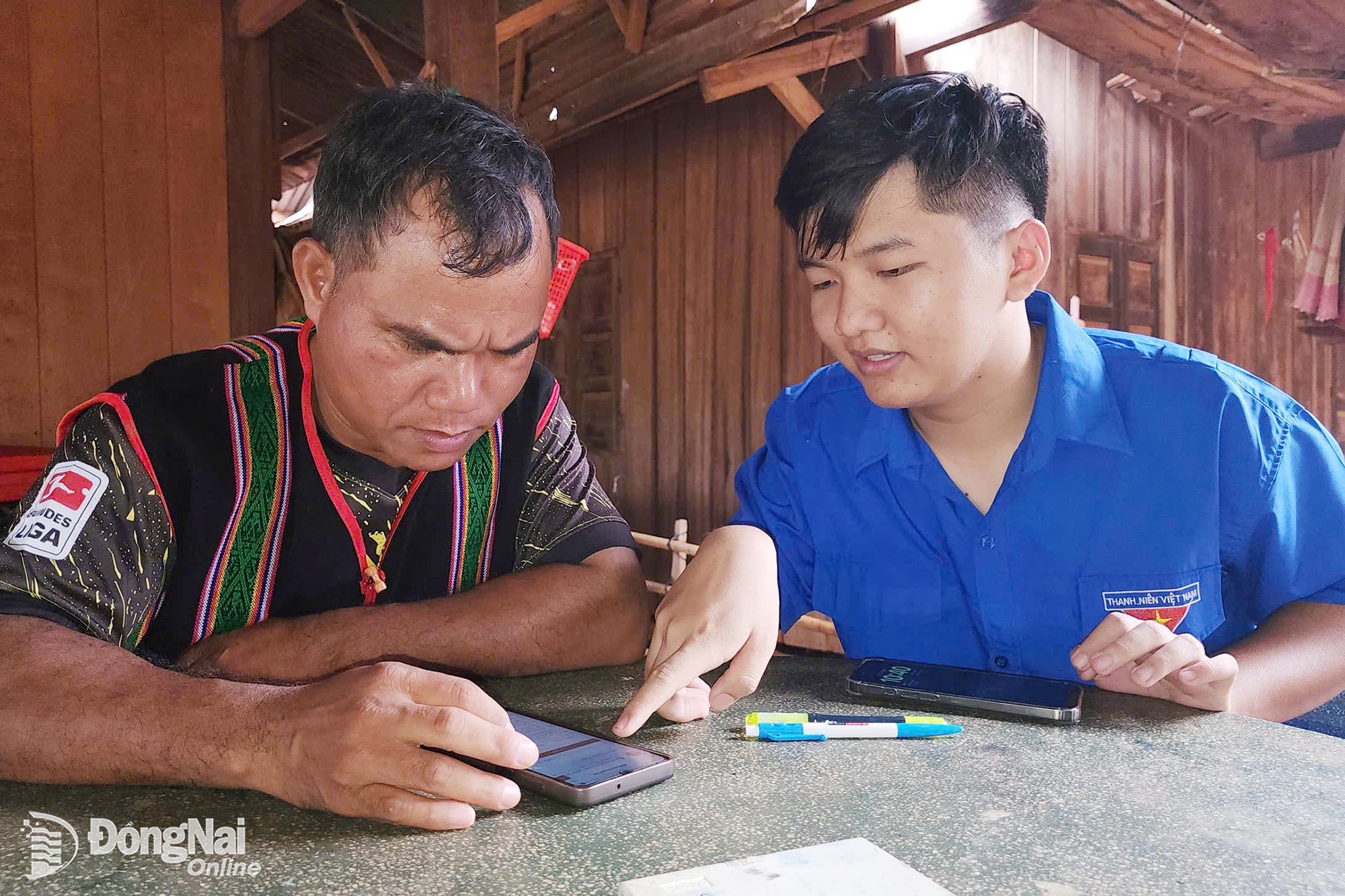 Dieu Lich, a resident of Hung Phu Hamlet, Bu Dang Commune, has become proficient in using online public services after receiving in-home guidance from Youth Union members and young people. Photo: XT

