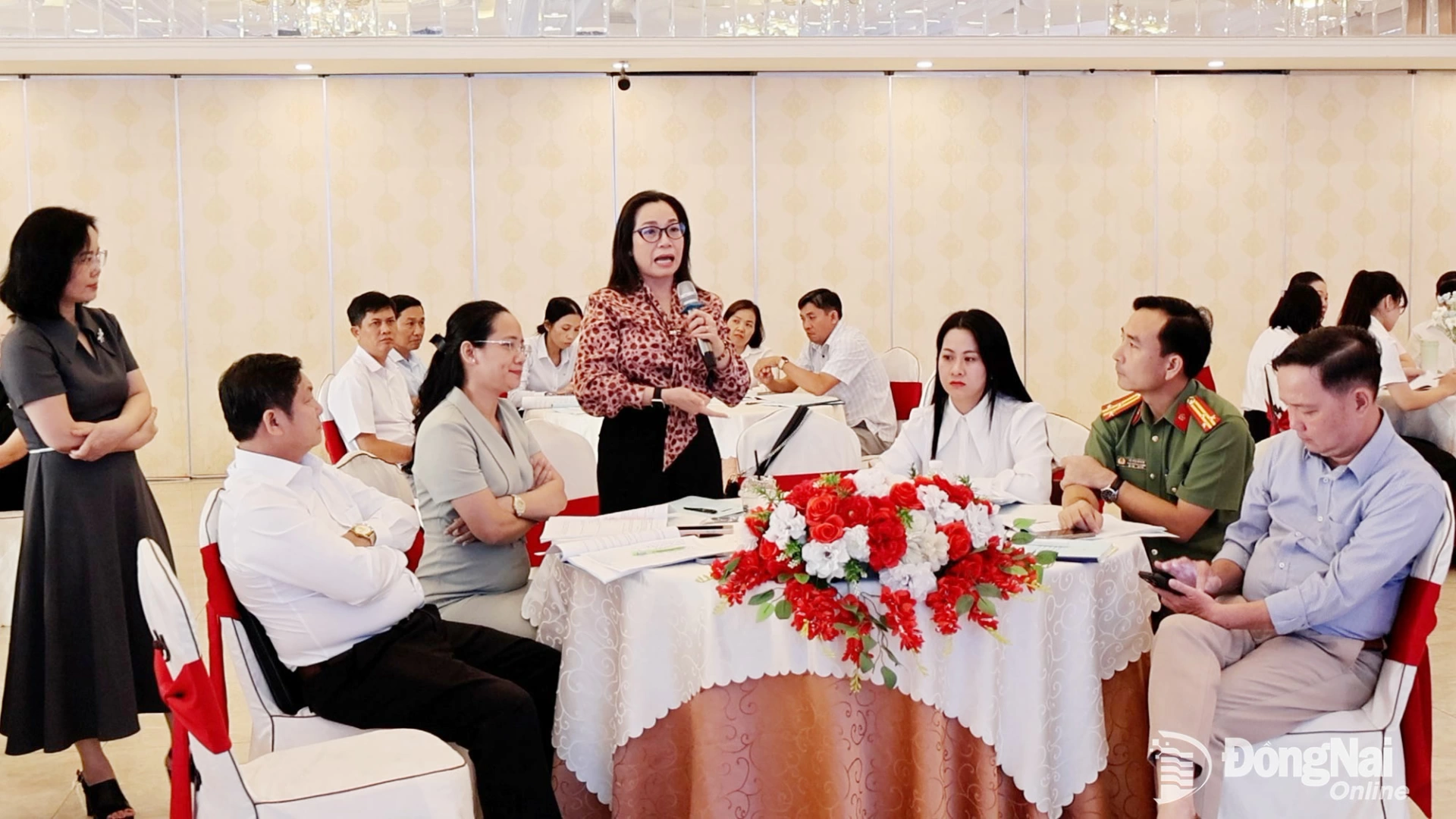 Các đại biểu sôi nổi thảo luận, giải quyết các tình huấn trợ giúp pháp lý tại chương trình tập huấn. Ảnh: Viết Cường