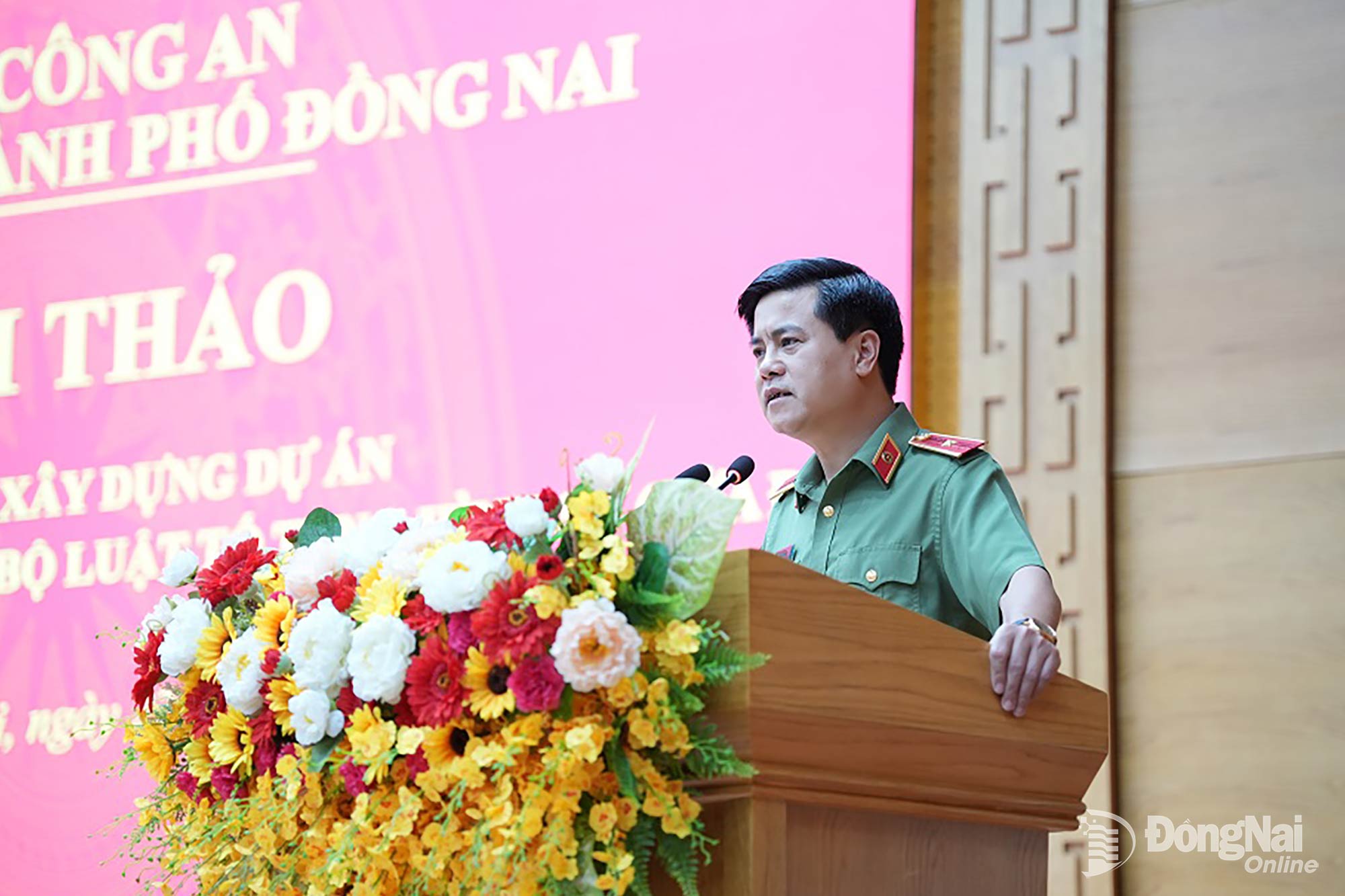 Thiếu tướng Nguyễn Đức Hải, Ủy viên Ban Thường vụ Thành ủy, Bí thư Đảng ủy, Giám đốc Công an thành phố phát biểu khai mạc hội thảo. Ảnh: T.V