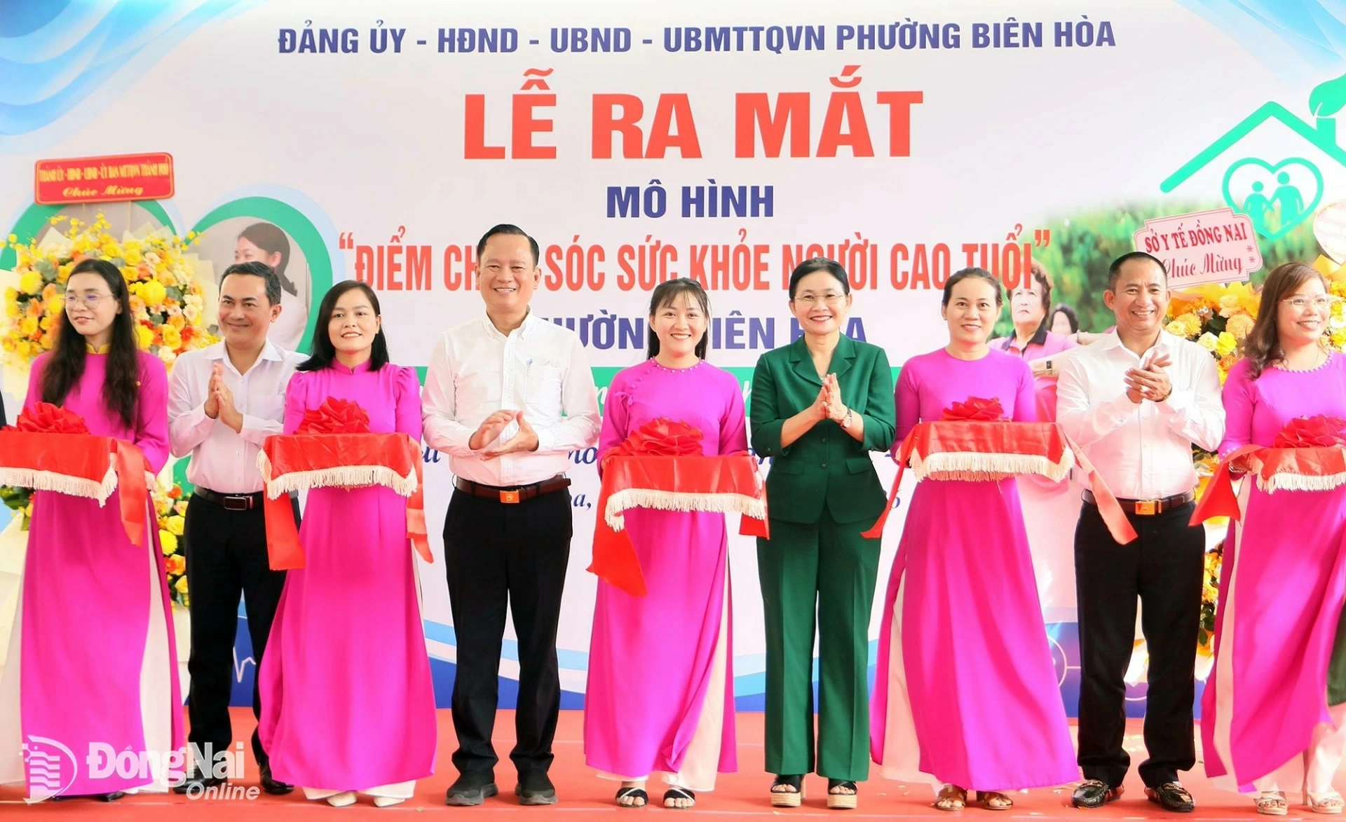 Đồng chí Tôn Ngọc Hạnh, Ủy viên Trung ương Đảng, Phó Bí thư Thường trực Thành ủy, Chủ tịch HĐND thành phố;&nbsp;đồng chí Lê Trường Sơn, Ủy viên Ban Thường vụ Thành ủy, Phó Chủ tịch UBND thành phố&nbsp;cùng lãnh đạo địa phương thực hiện nghi thức ra mắt mô hình Điểm chăm sóc sức khỏe người cao tuổi.&nbsp;Ảnh: Văn Truyên