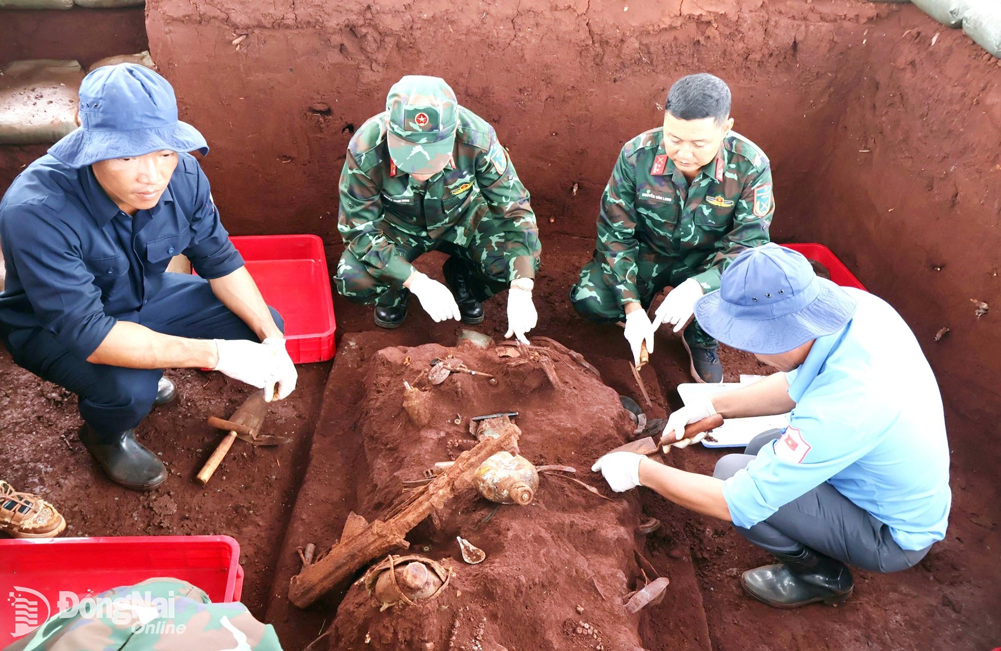 Đại tá Nguyễn Thanh Phong trực tiếp cùng lực lượng K72, Bộ Chỉ huy Quân sự thành phố cất bốc hài cốt liệt sĩ hầm số 4 vào sáng 27-7. Ảnh: Nguyệt Hà