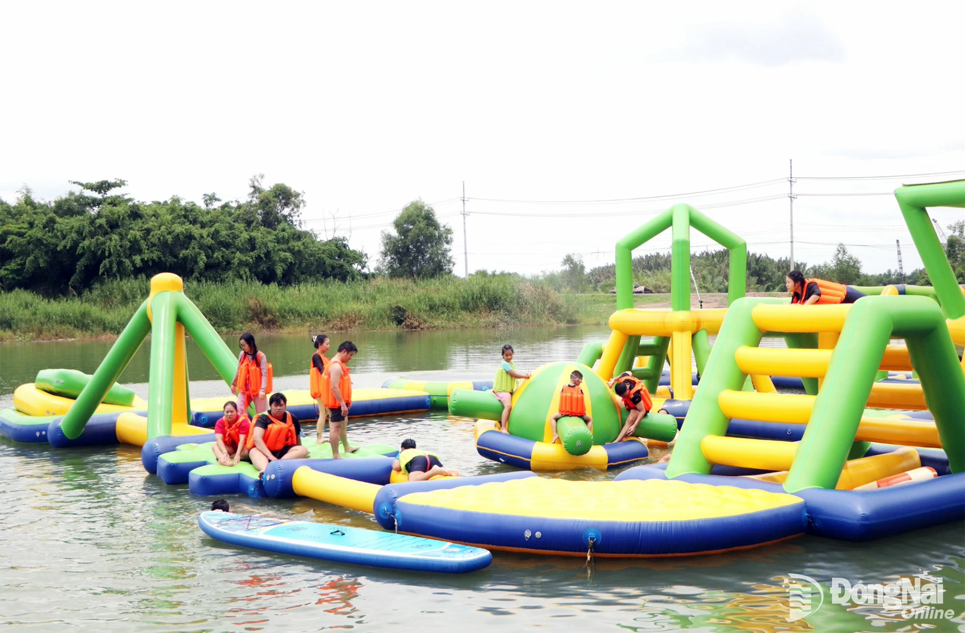 Khách du lịch tại Khu du lịch sinh thái Bò Cạp Vàng. Ảnh: Ngọc Liên