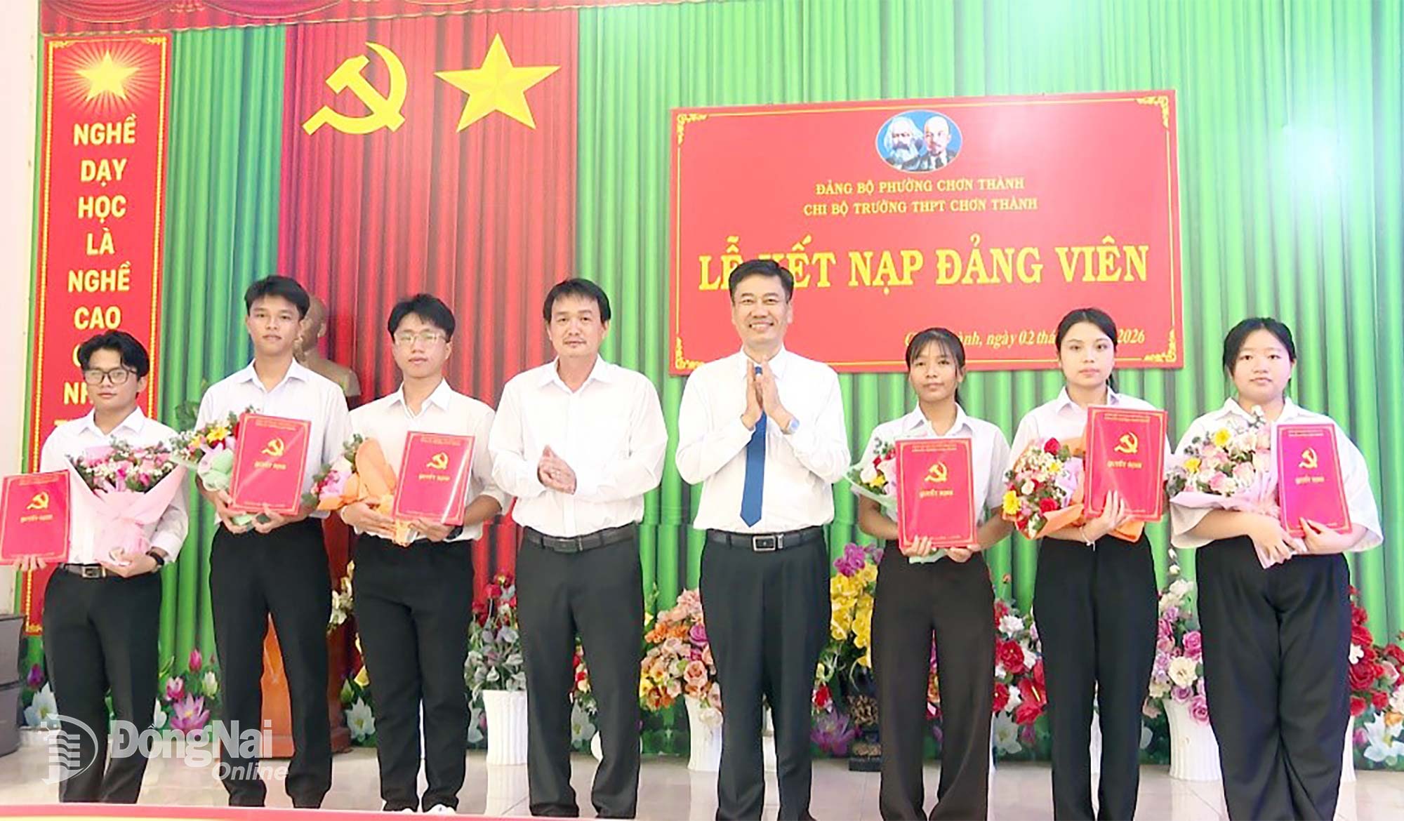 Đồng chí Viên Hồng Tiến, Thành ủy viên, Bí thư Đảng ủy phường Chơn Thành cùng đại diện Chi bộ Trường THPT Chơn Thành trao quyết định kết nạp đảng viên.