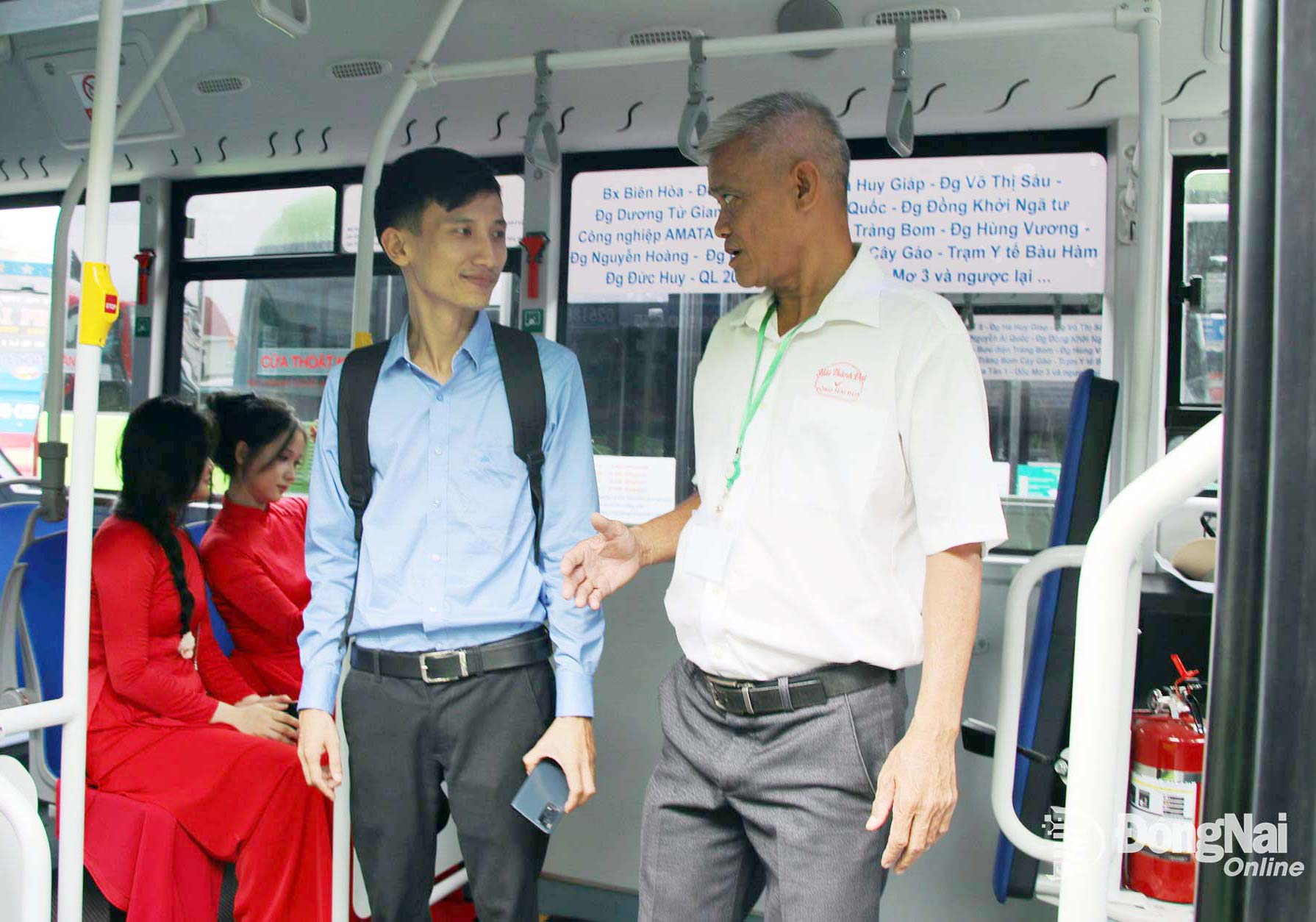 Residents experience e-bus route No. 9. Photo: Ha Le

