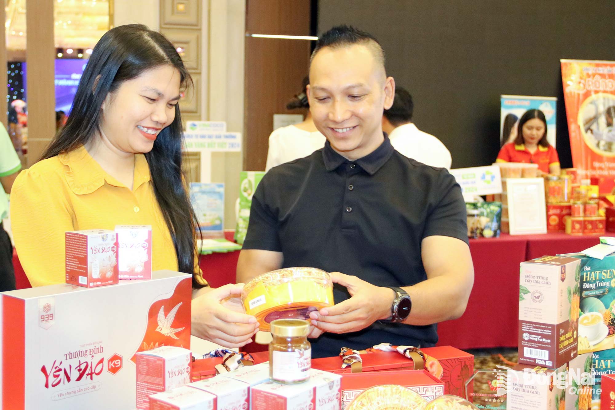 Công ty cổ phần Đầu tư thương mại 939 (phường Long Bình) giới thiệu sản phẩm OCOP (Chương trình Mỗi xã một sản phẩm) tại một sự kiện kết nối giao thương.


