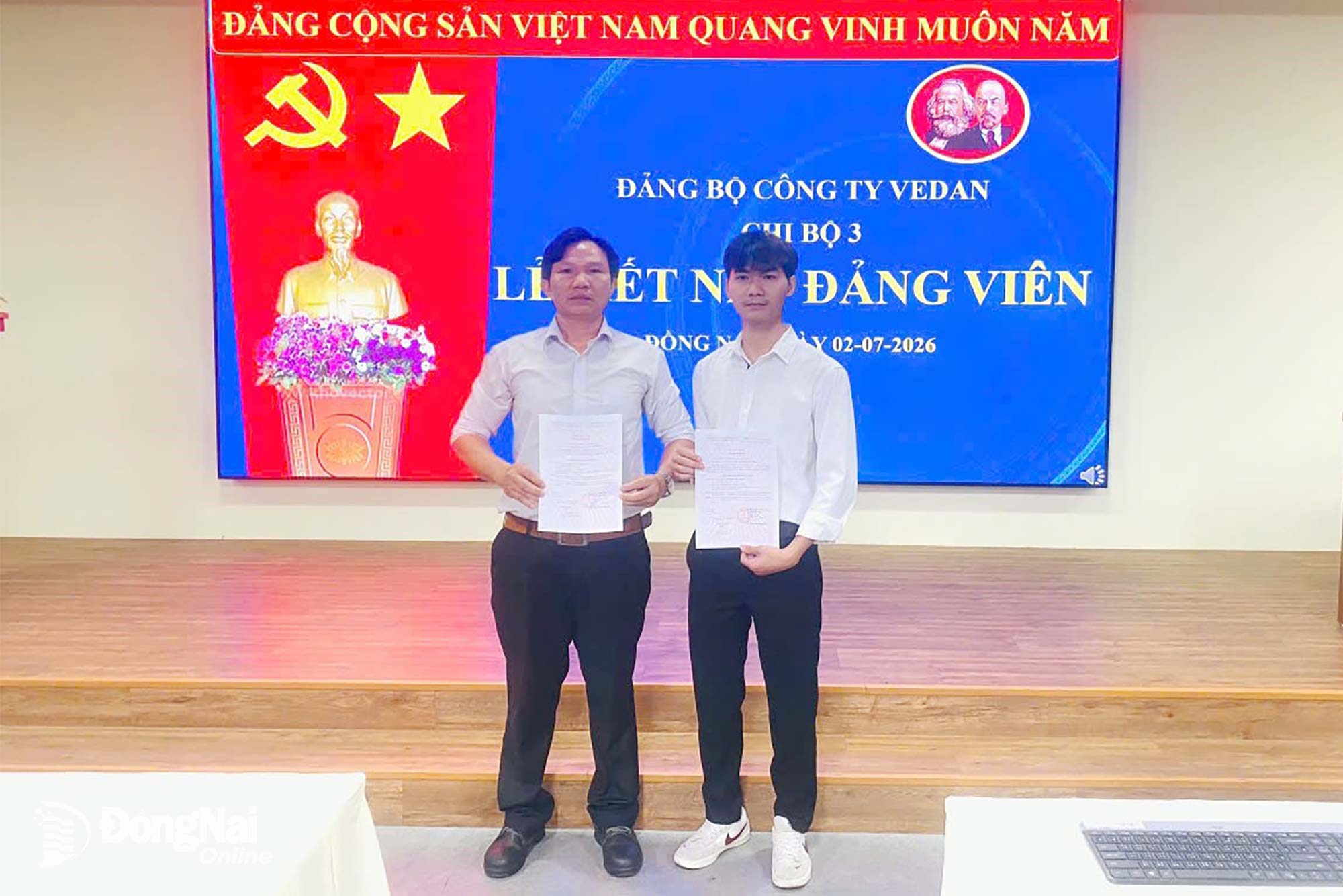 2 đảng viên là công nhân trực tiếp sản xuất của Công ty cổ phần hữu hạn Vedan Việt Nam nhận quyết định tại buổi lễ kết nạp Đảng. Ảnh: CĐCC