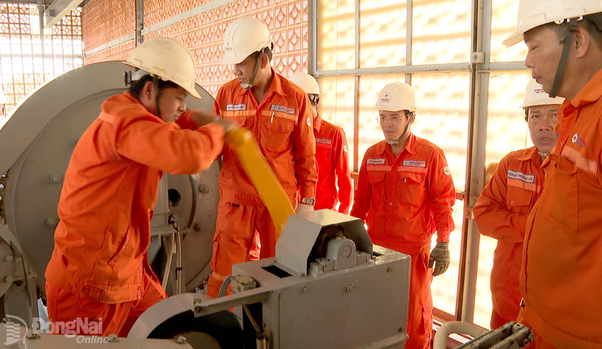 Các lực lượng công ty Cổ phần Thủy điện Thác Mơ phối hợp thực hiện diễn tập theo tình huống giả định đúng quy trình, kỹ thuật – Hình: Thanh Mảng