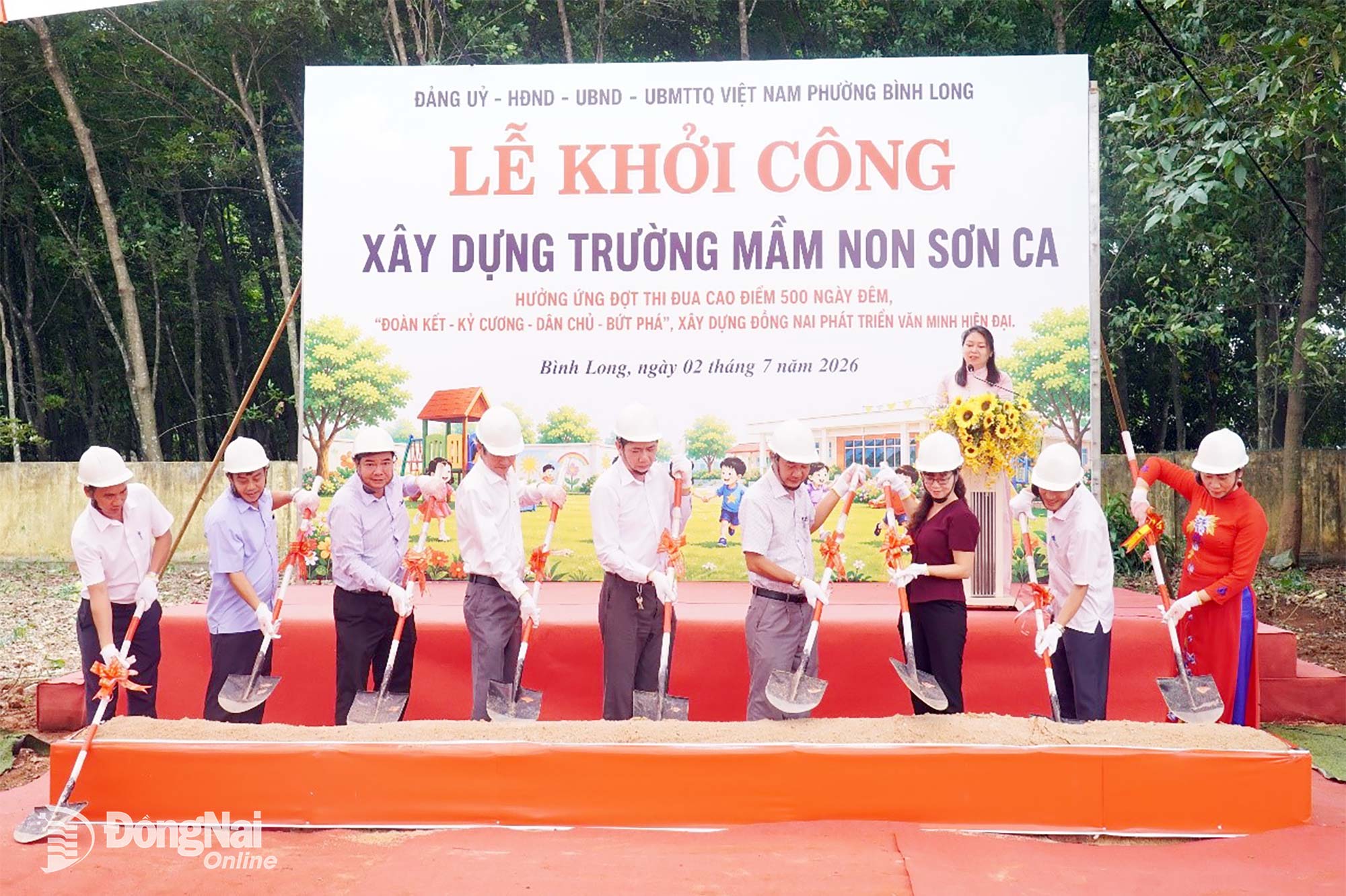 Các đại biểu thực hiện nghi thức khởi công tại buổi lễ.