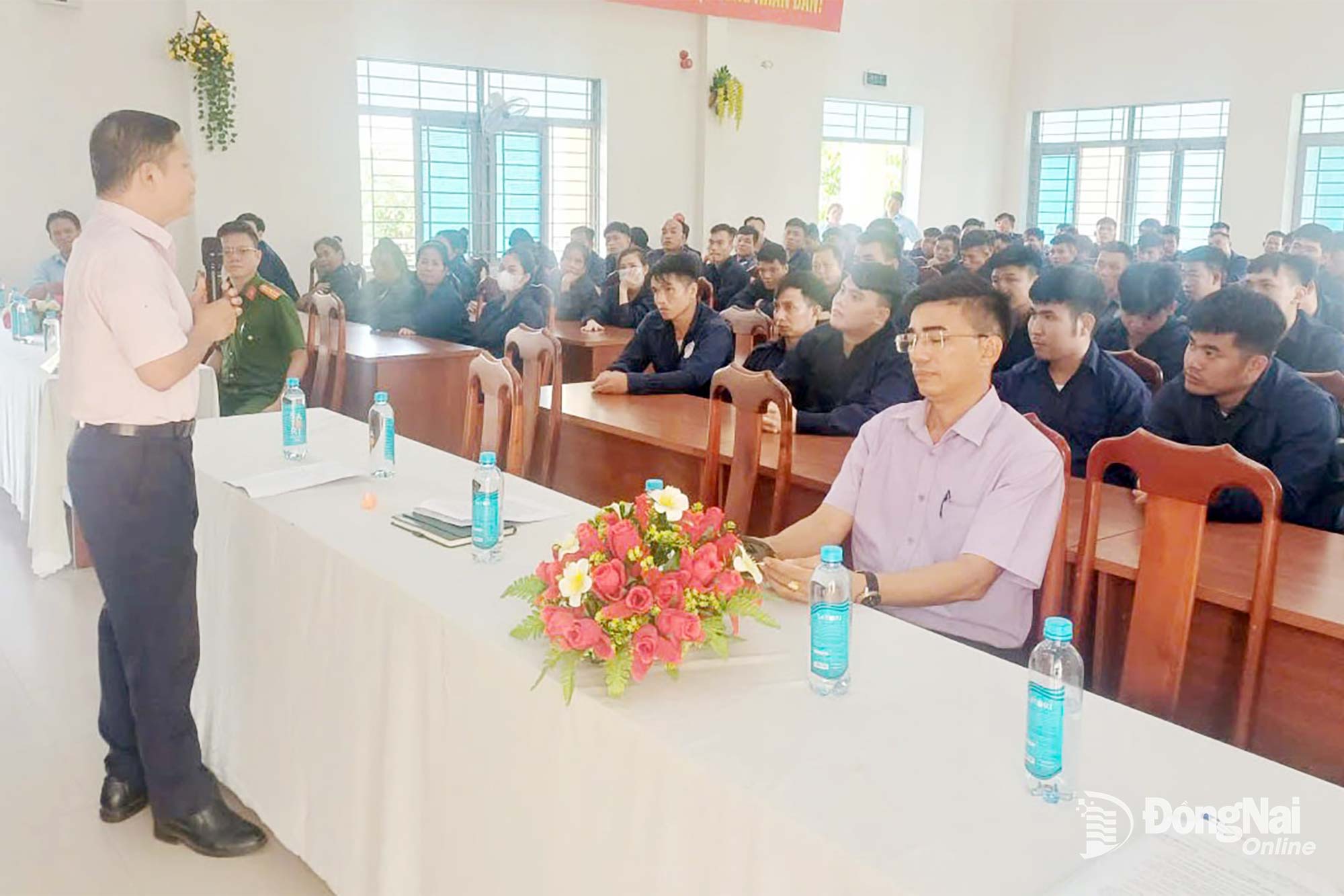 Ông Ngô Mạnh Chính, Giám đốc Ngân hàng Chính sách xã hội Xuân Lộc triển khai chính sách vay vốn. Ảnh: Hải Đình