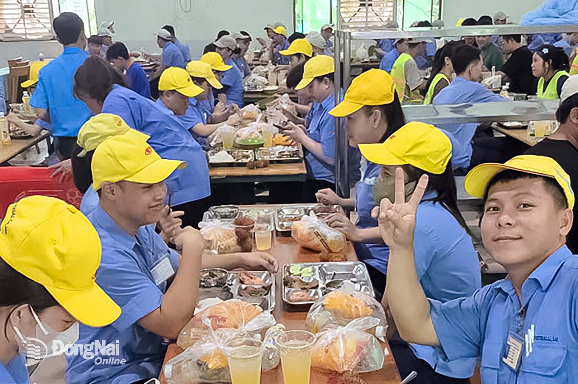 Công nhân phấn khởi thưởng thức bữa cơm Công đoàn. Ảnh: CĐ