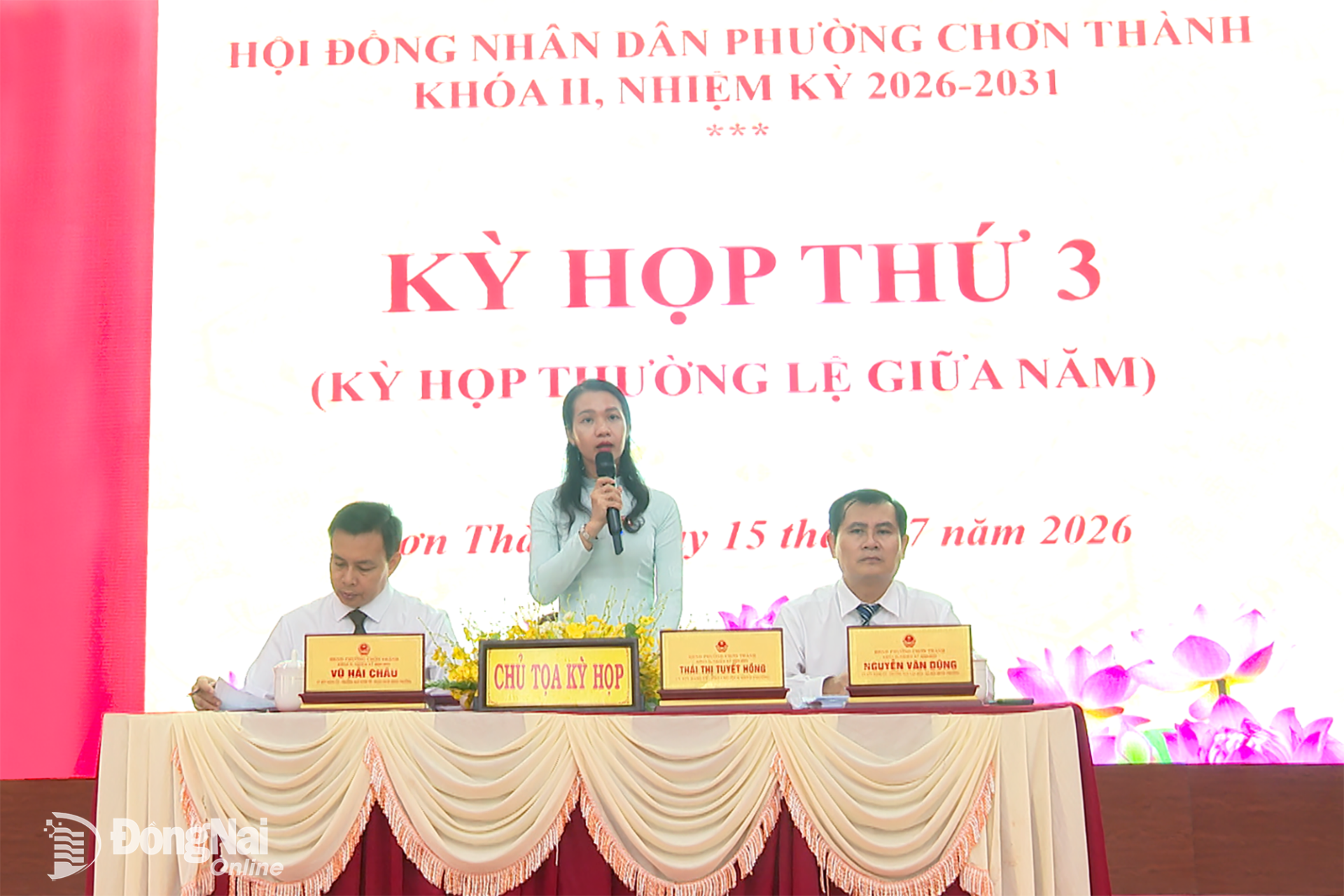 Ủy viên Ban Thường vụ Đảng ủy, Phó Chủ tịch HĐND phường Thái Thị Tuyết Hồng điều hành kỳ họp. Ảnh: Đỗ Trình