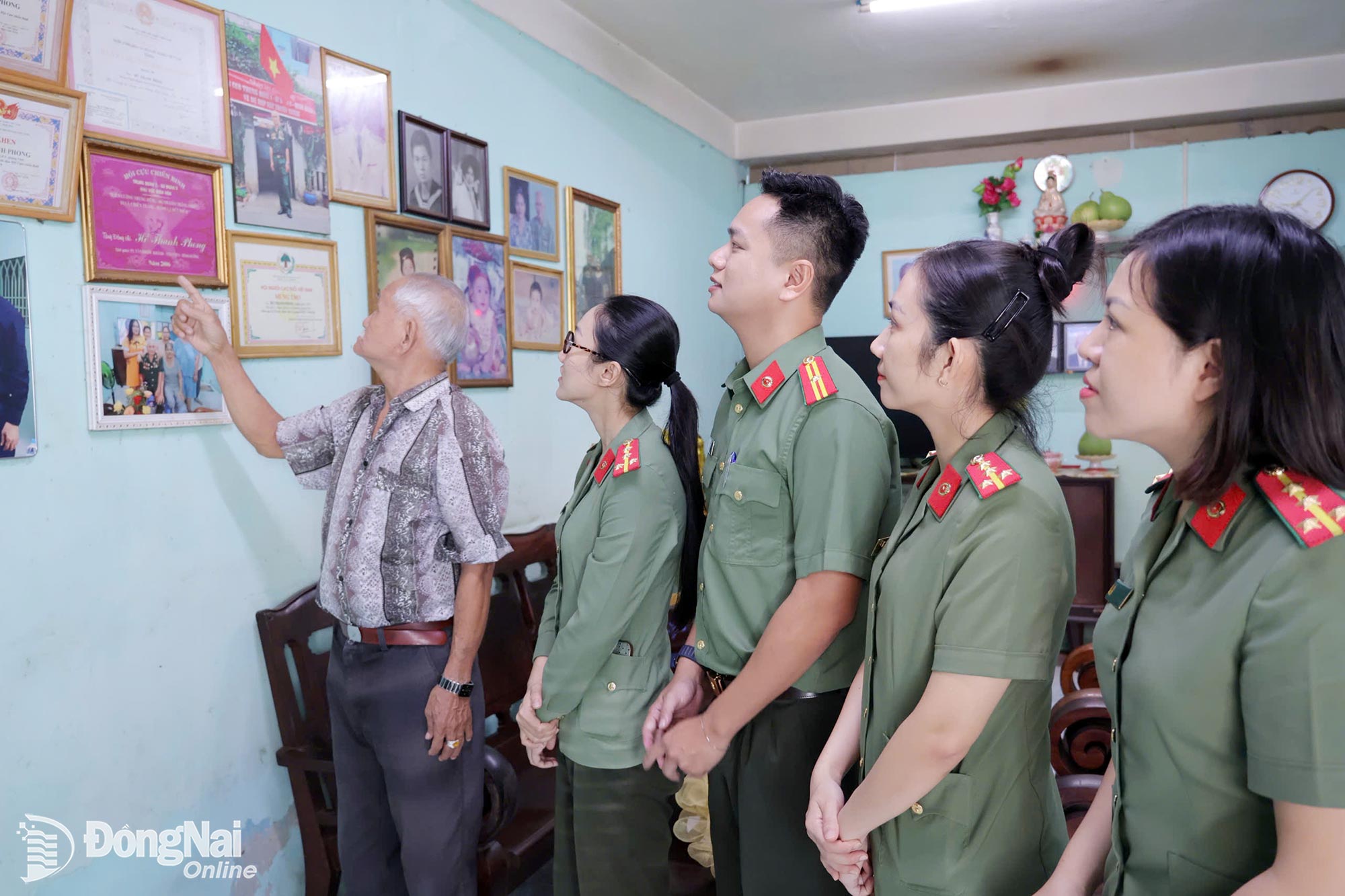 Thương binh Hồ Thanh Phong giới thiệu với đoàn viên thanh niên Phòng Công tác chính trị Công an thành phố về những bằng khen, huân chương chiến công được trao tặng.
