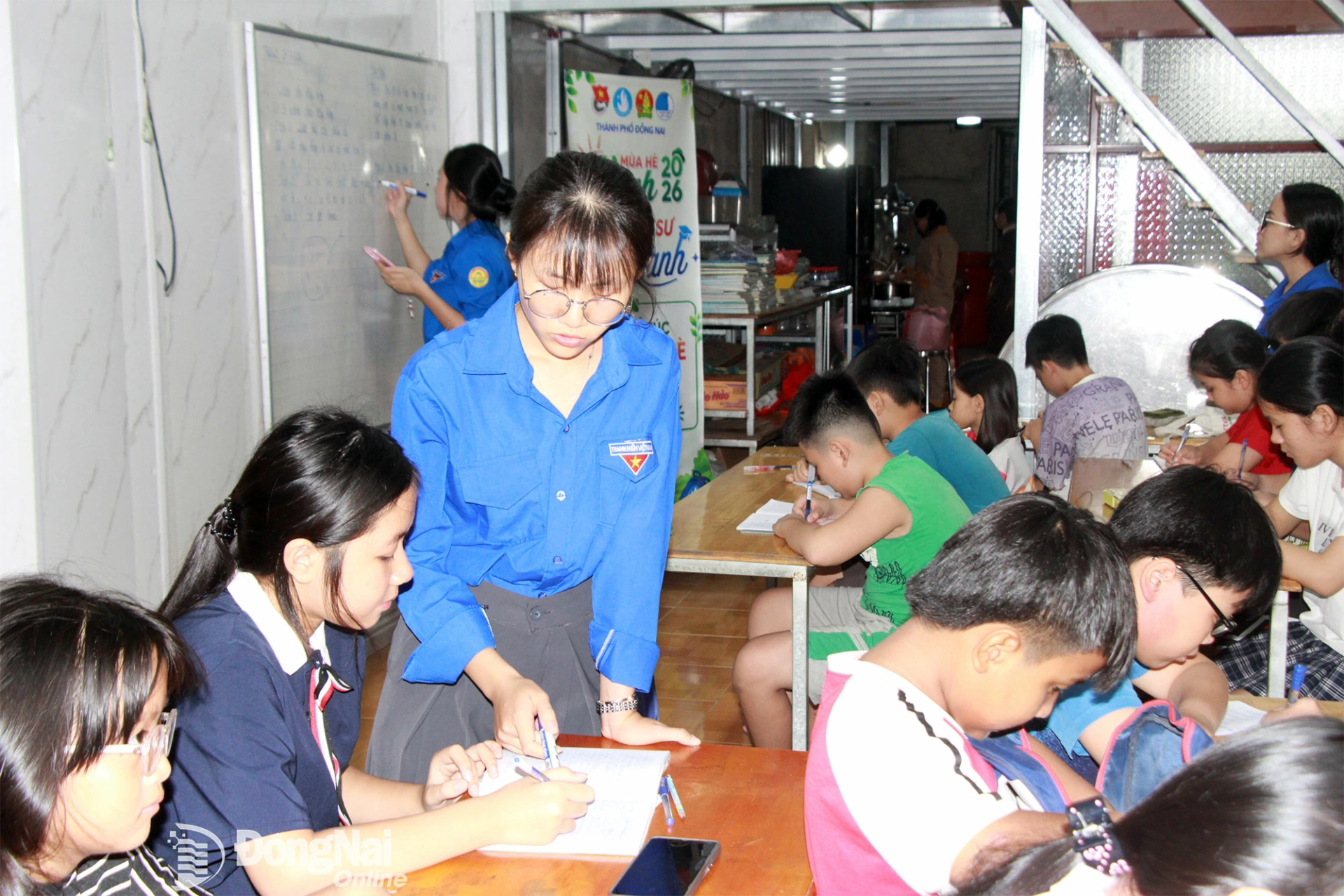 Thanh niên tình nguyện hỗ trợ thiếu nhi tham gia lớp học tại Phật đường Pháp Tuyền (phường Trảng Dài).
